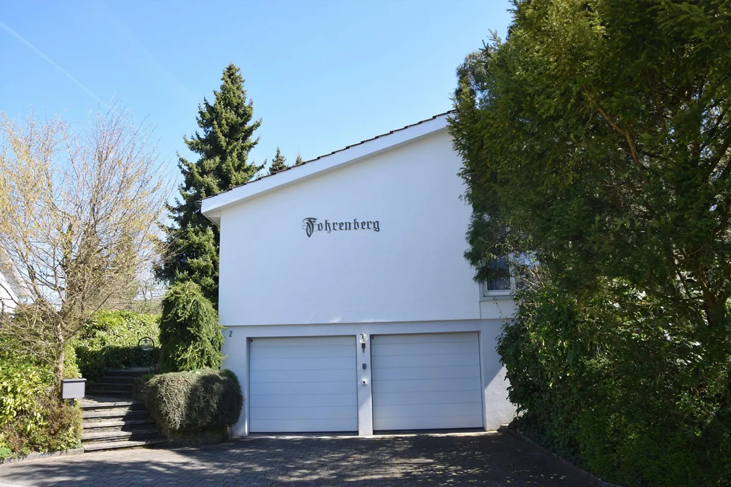 Single-family house with large land reserve - Photo 2 of 16