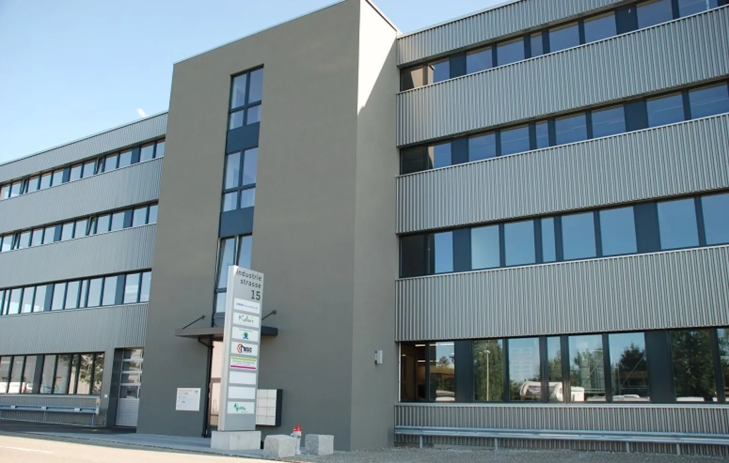 Espaces commerciaux fonctionnels pour production/entrepôt/bureau - Photo 2 sur 8