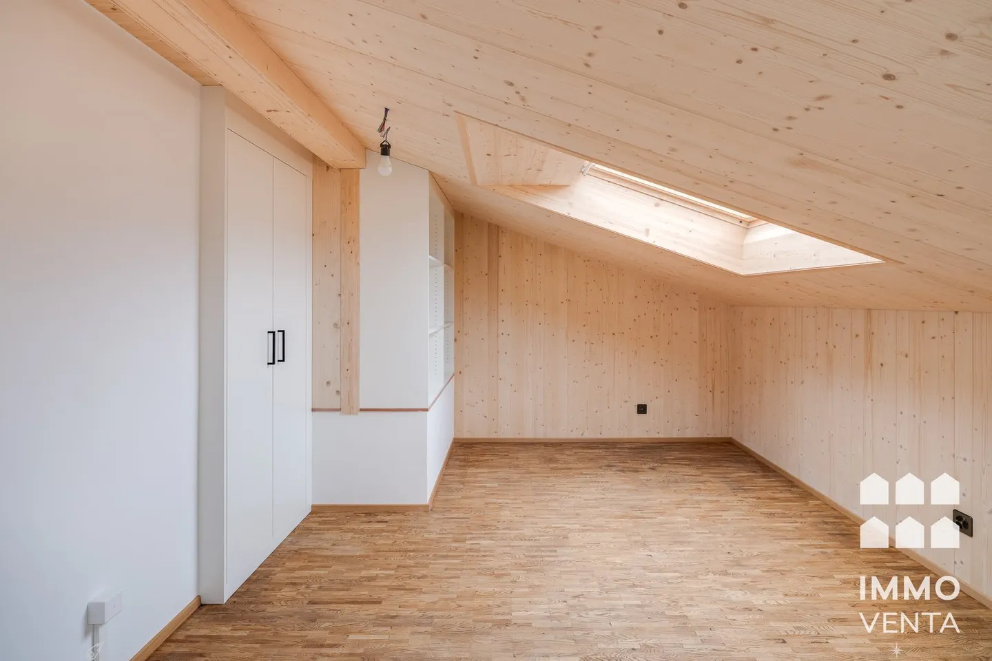 Exklusive 2.5-Zi.-Dachwohnung mit Terrasse in Biel | App. 2,5 pièces avec terrasse à Bienne - Foto 4 von 14