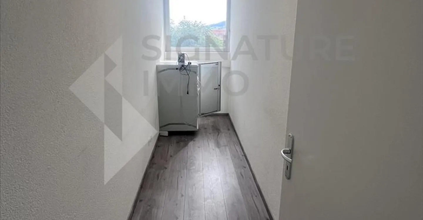 Mixed-use building for rent - Photo 1 of 13