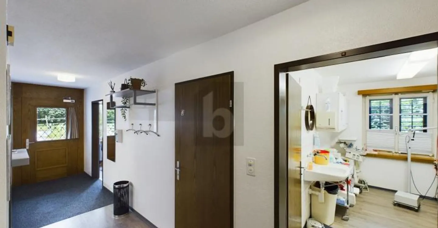 YOUR COMMERCIAL SPACE IN A GREEN LOCATION - Photo 2 of 5
