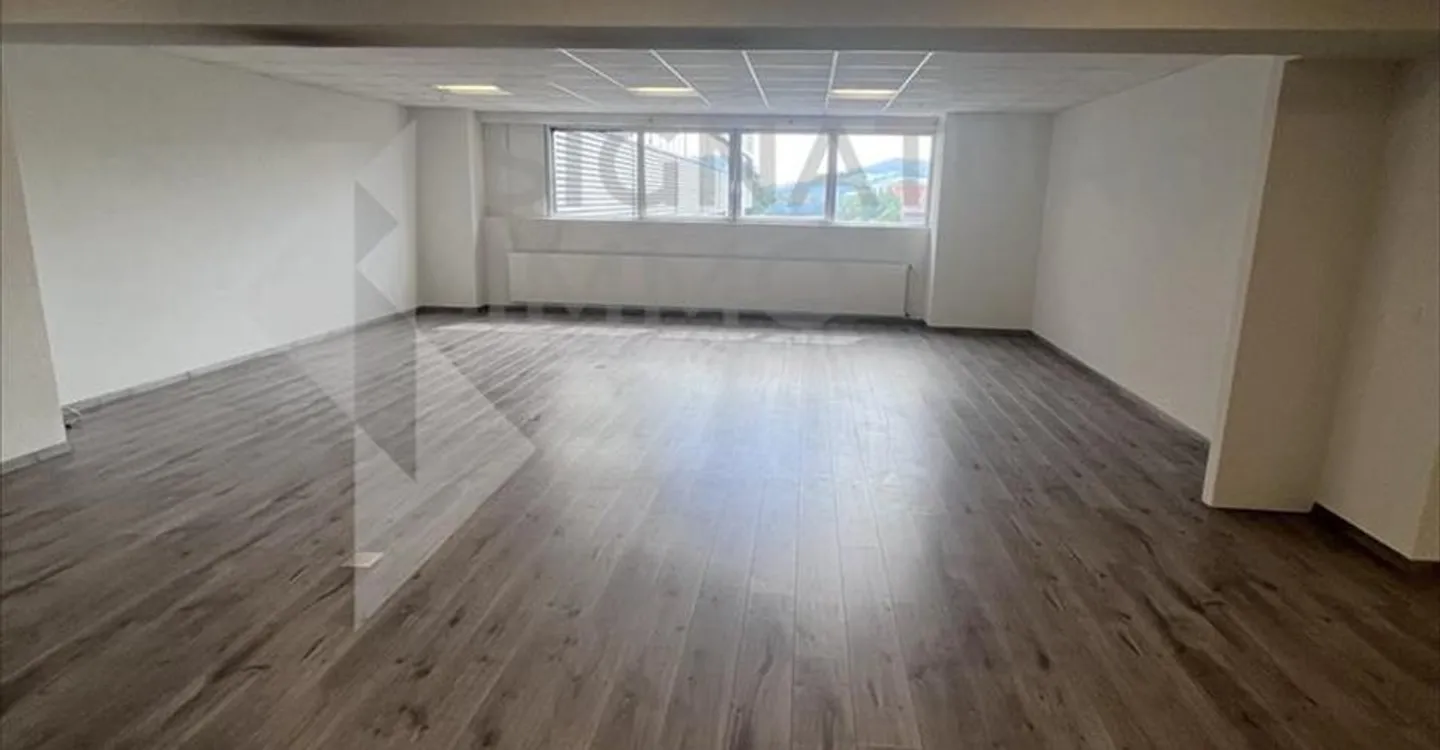 Mixed-use building for rent - Photo 9 of 13