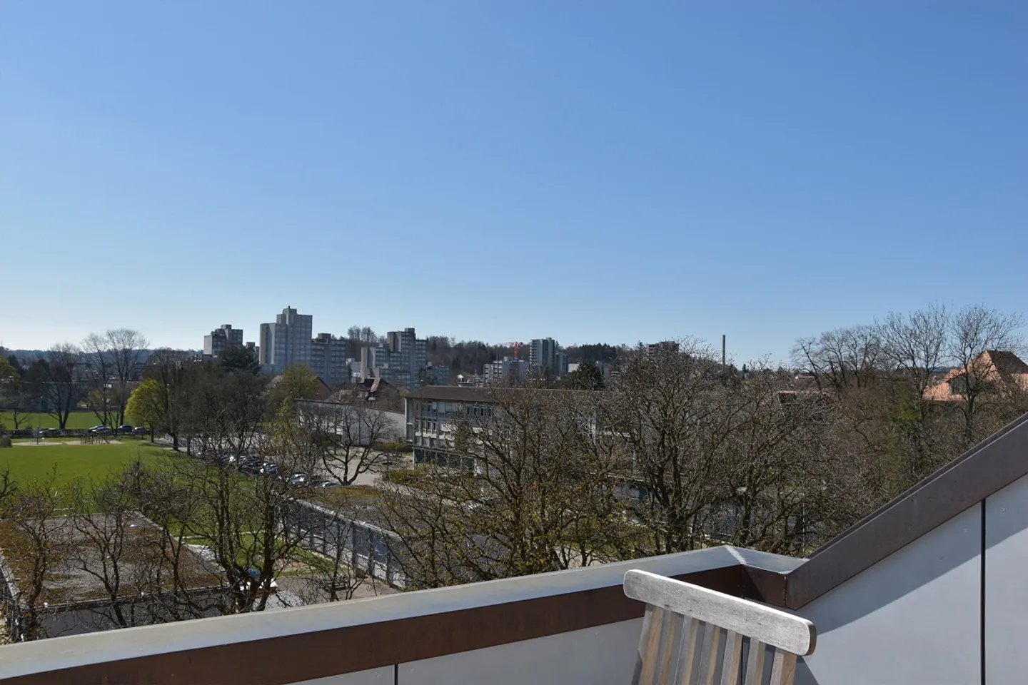 Elegante appartamento attico di 3,5 stanze con terrazza sul tetto - Foto 1 di 25