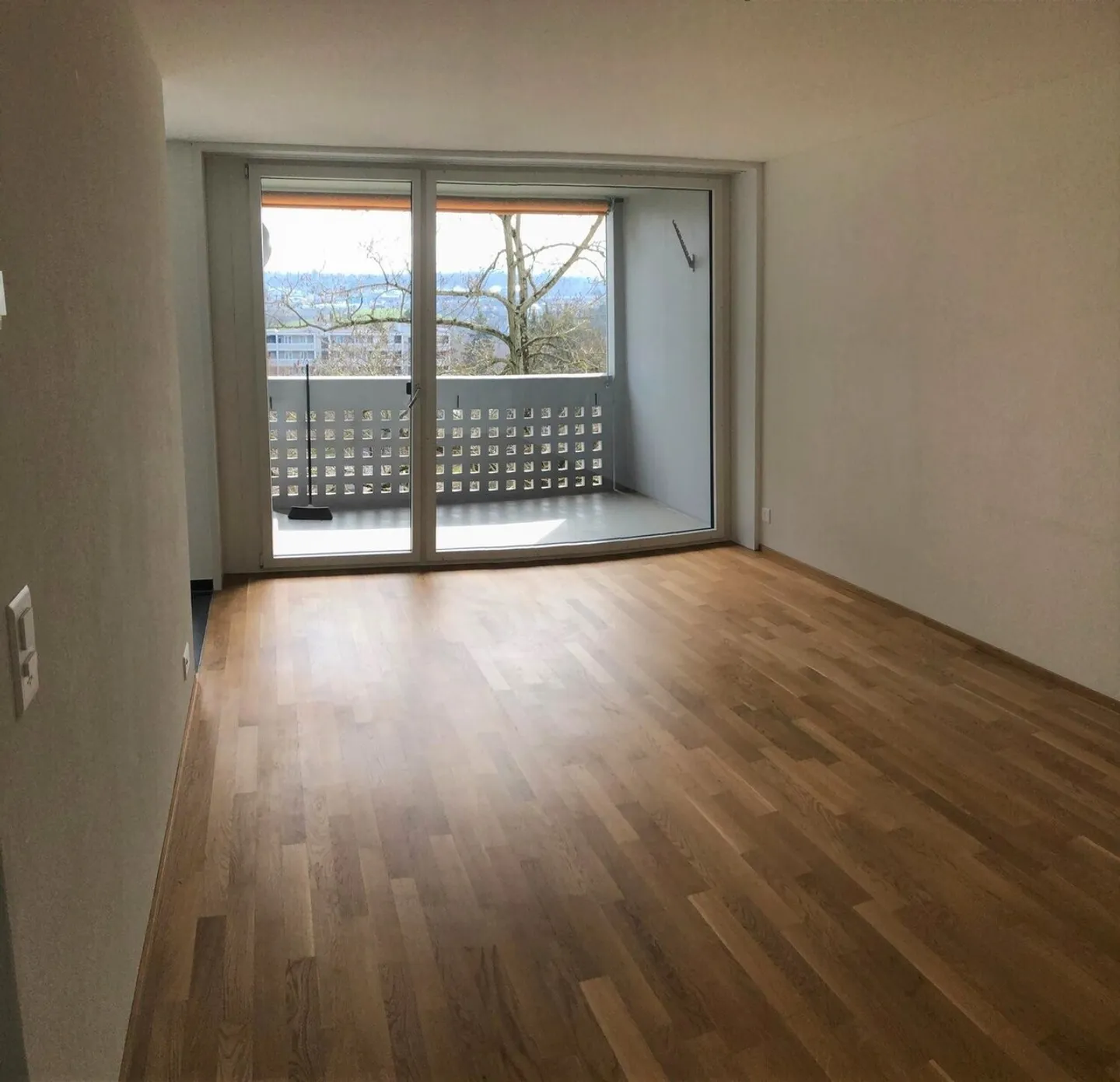Appartement moderne de 2,5 pièces de 67m² au 14ème étage avec vue & ascenseur - Photo 2 sur 10