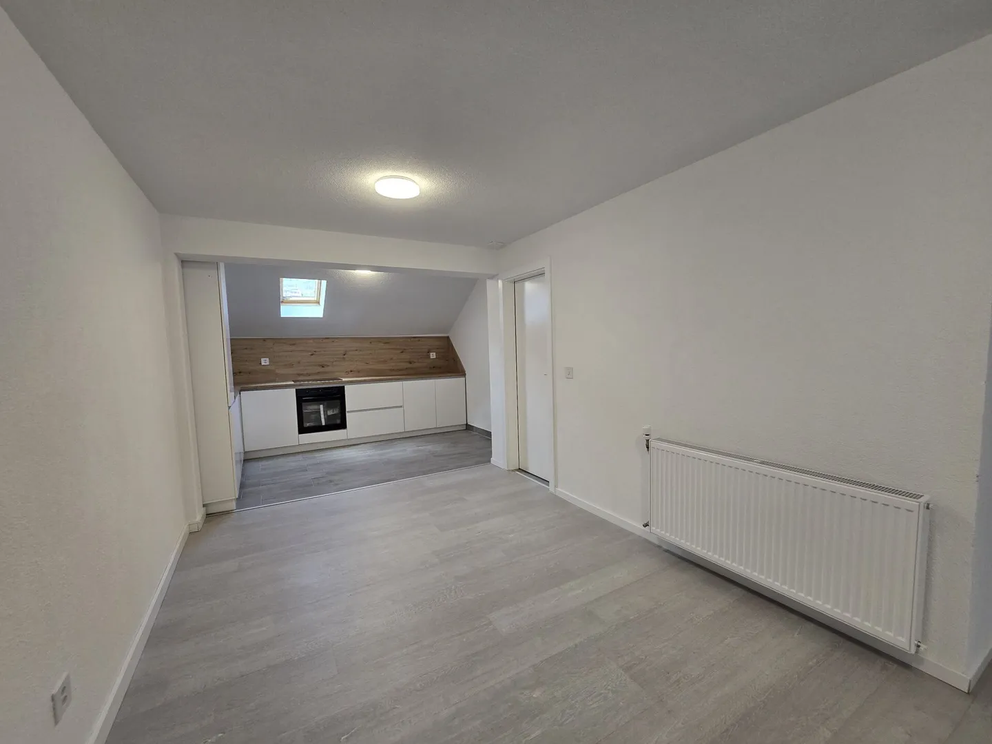 Renovierte 2.5-Zimmer-Wohnung im 1. OG - Foto 2 von 6