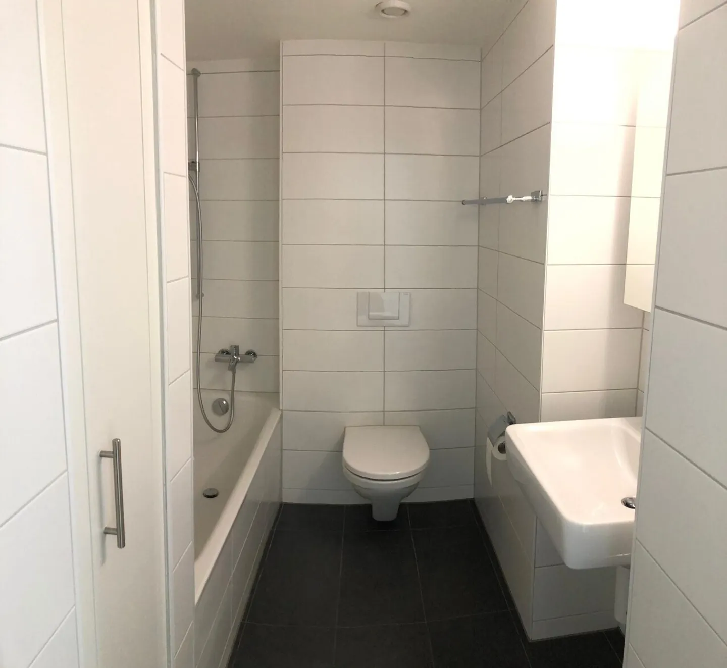 Appartement moderne de 2,5 pièces de 67m² au 14ème étage avec vue & ascenseur - Photo 9 sur 10