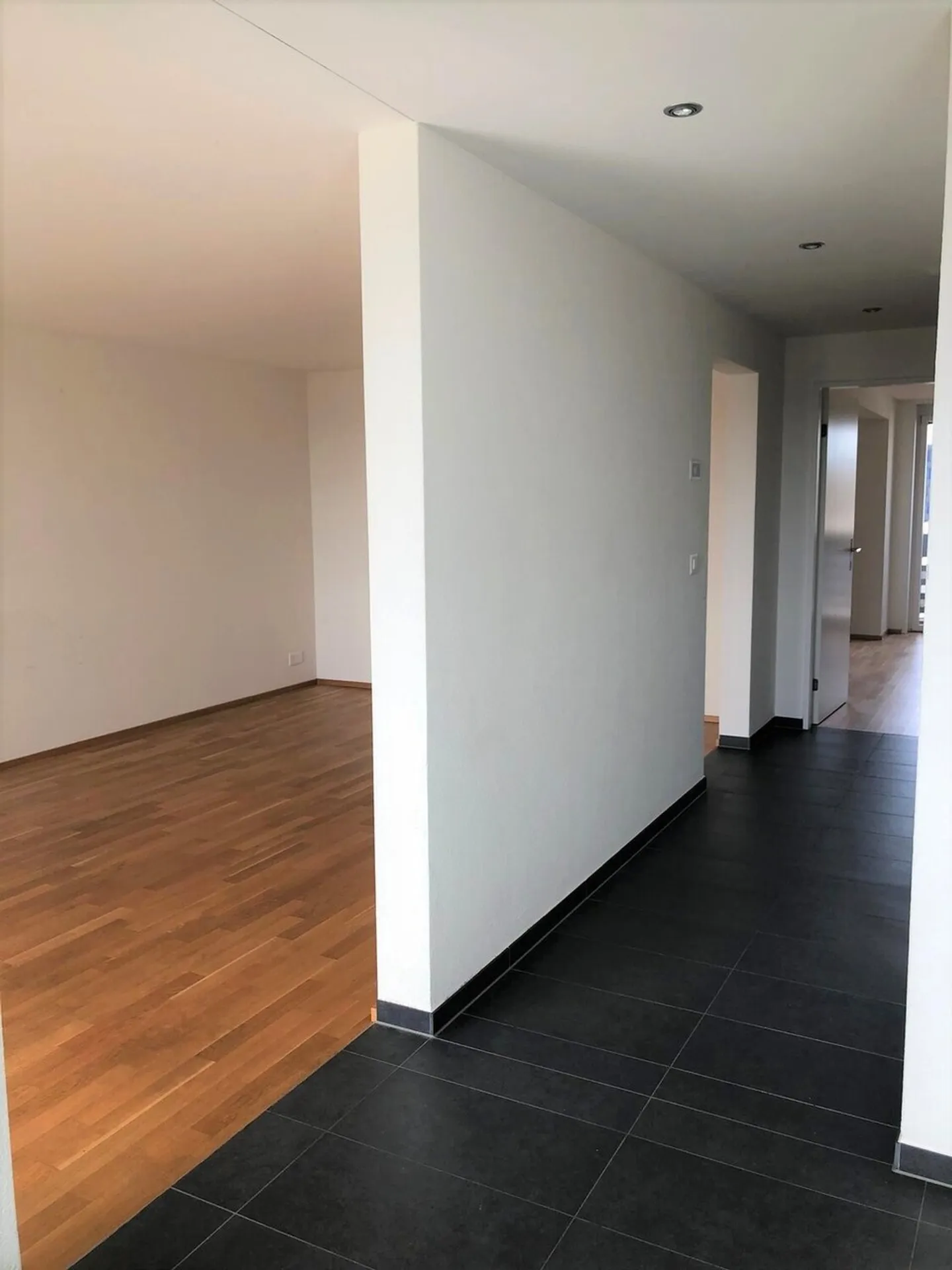 Appartement moderne de 2,5 pièces de 67m² au 14ème étage avec vue & ascenseur - Photo 6 sur 10