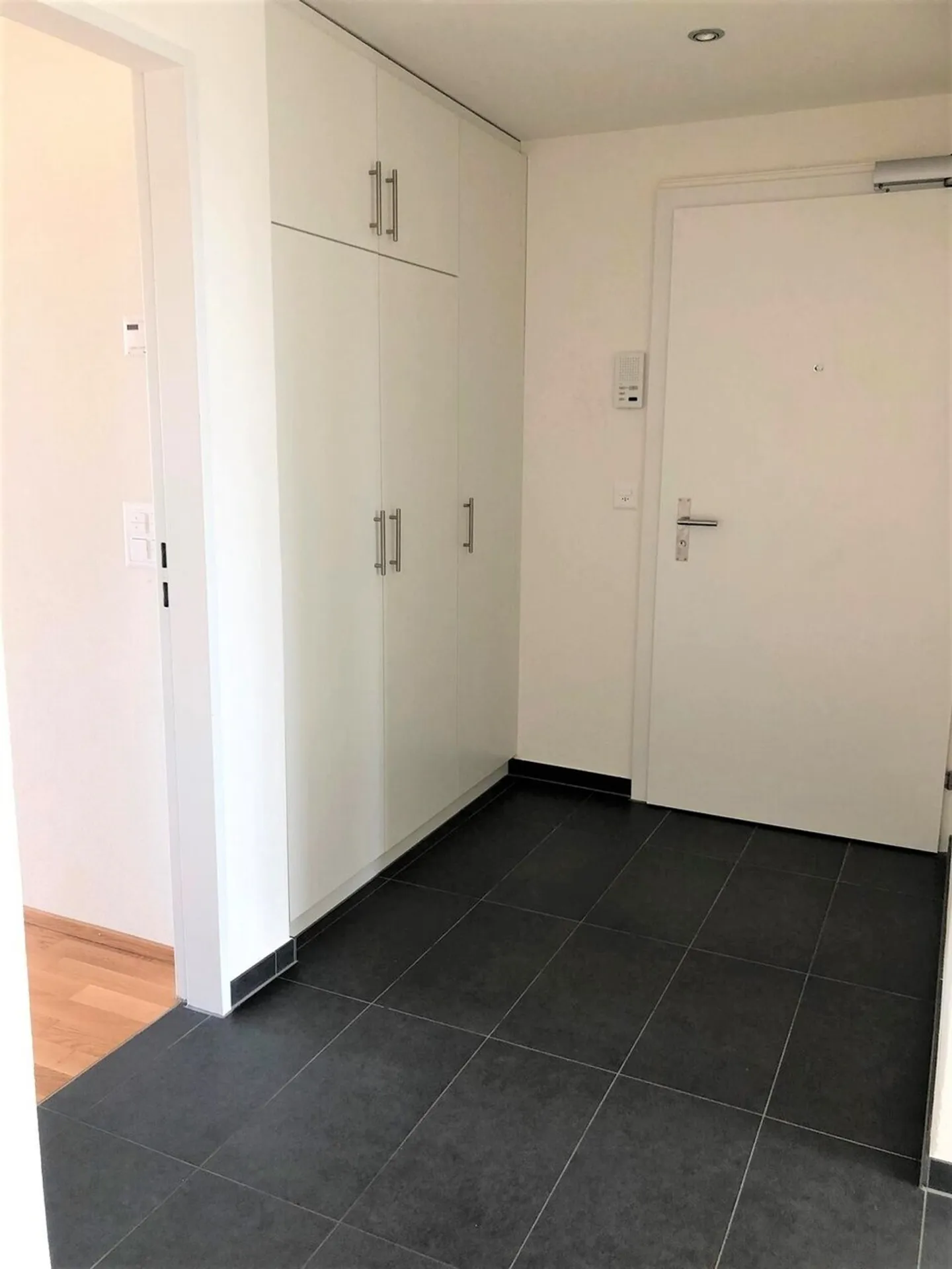 Appartement moderne de 2,5 pièces de 67m² au 14ème étage avec vue & ascenseur - Photo 7 sur 10