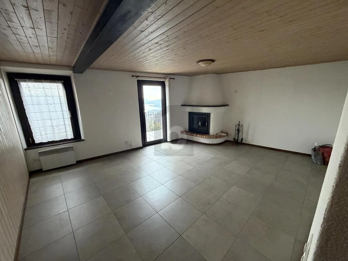 Bright Apartment with Lake View - Photo 2 of 6