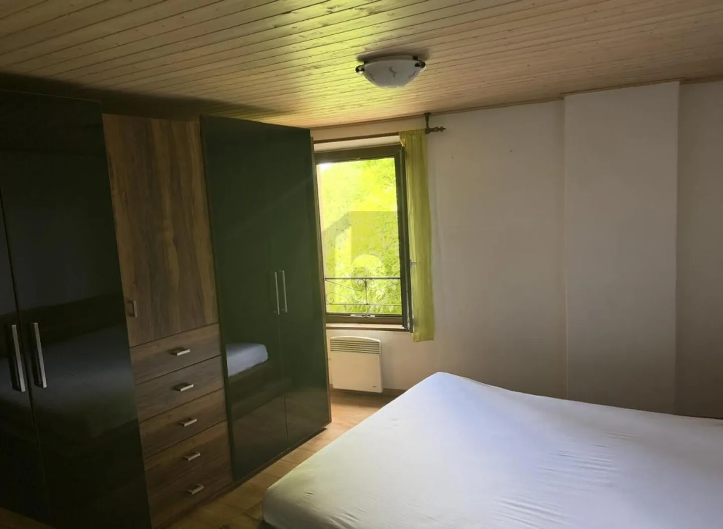 Bright Apartment with Lake View - Photo 5 of 6