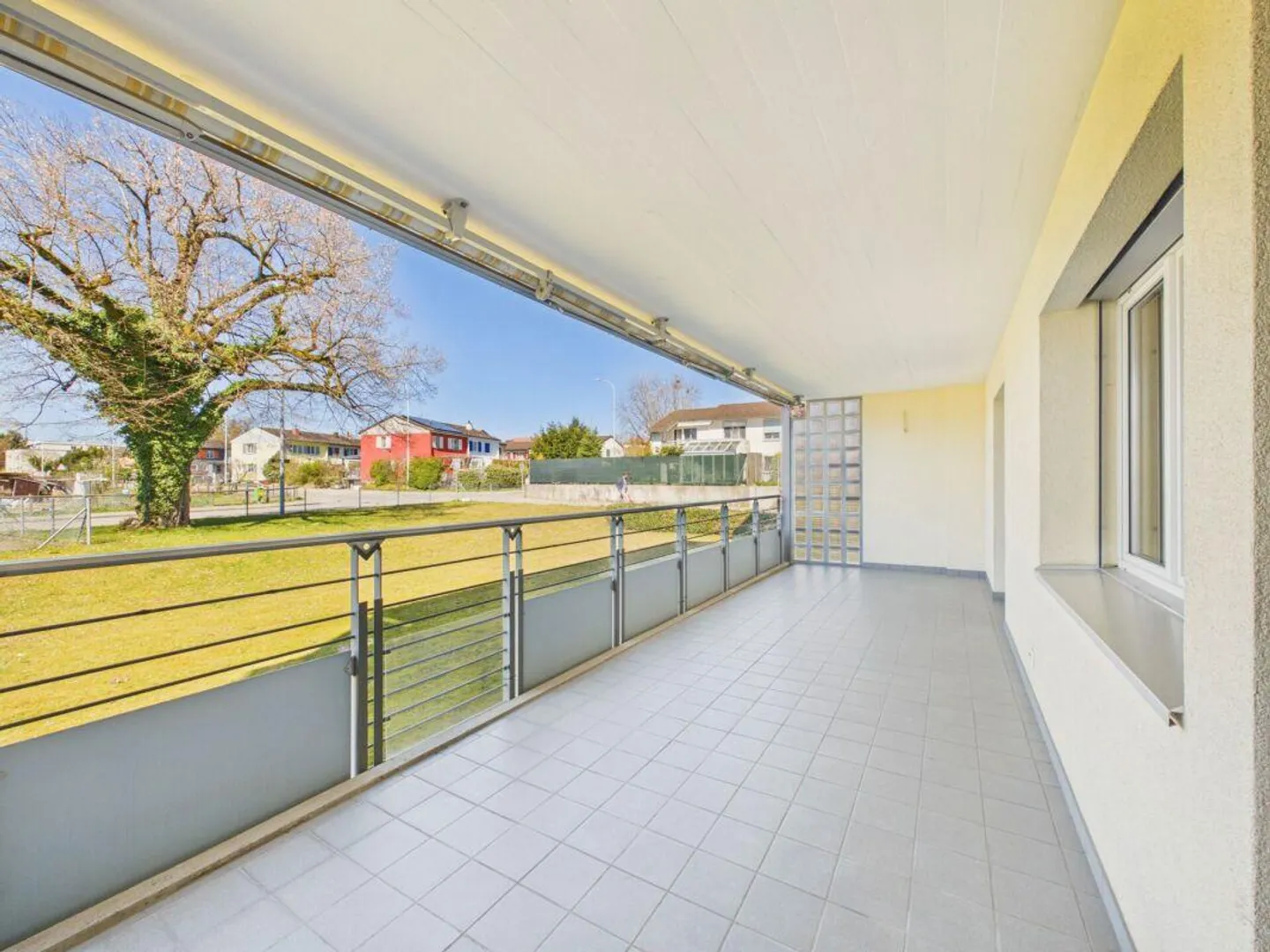 Appartamento familiare parzialmente ristrutturato in una posizione di quartiere ideale - Foto 1 di 14