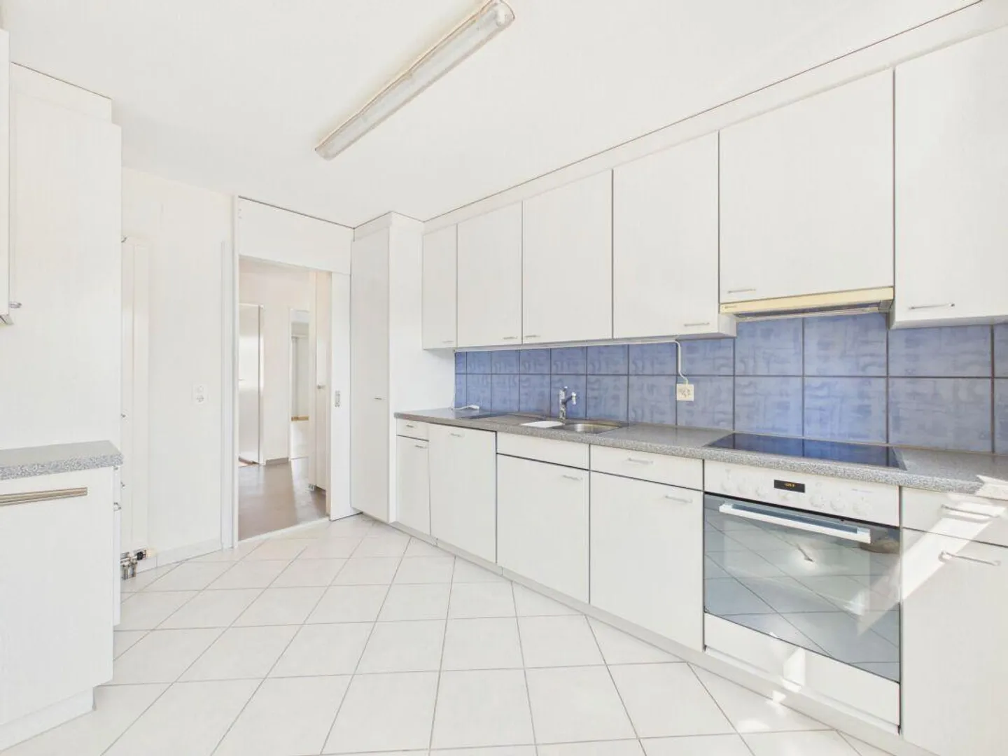 Appartamento familiare parzialmente ristrutturato in una posizione di quartiere ideale - Foto 4 di 14