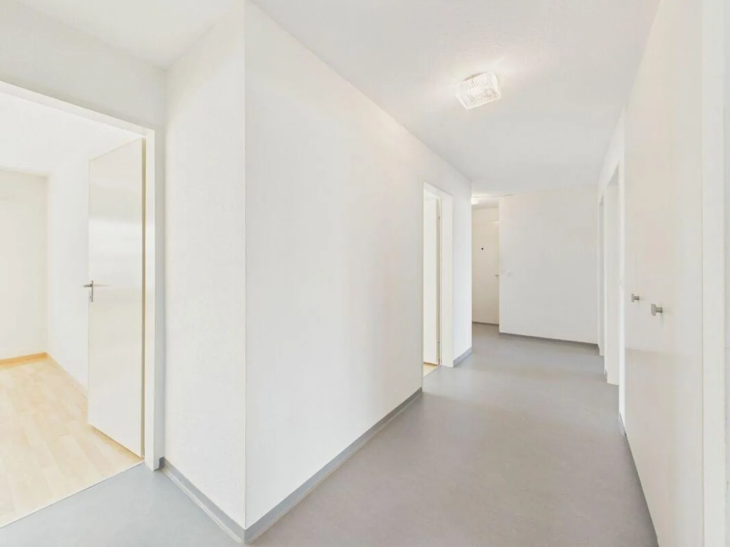 Appartamento familiare parzialmente ristrutturato in una posizione di quartiere ideale - Foto 6 di 14