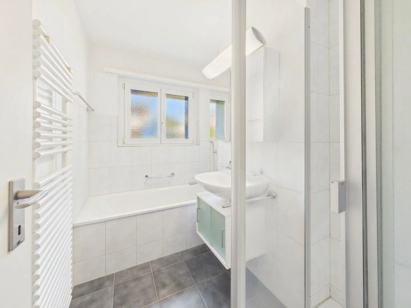 Appartamento familiare parzialmente ristrutturato in una posizione di quartiere ideale - Foto 2 di 14