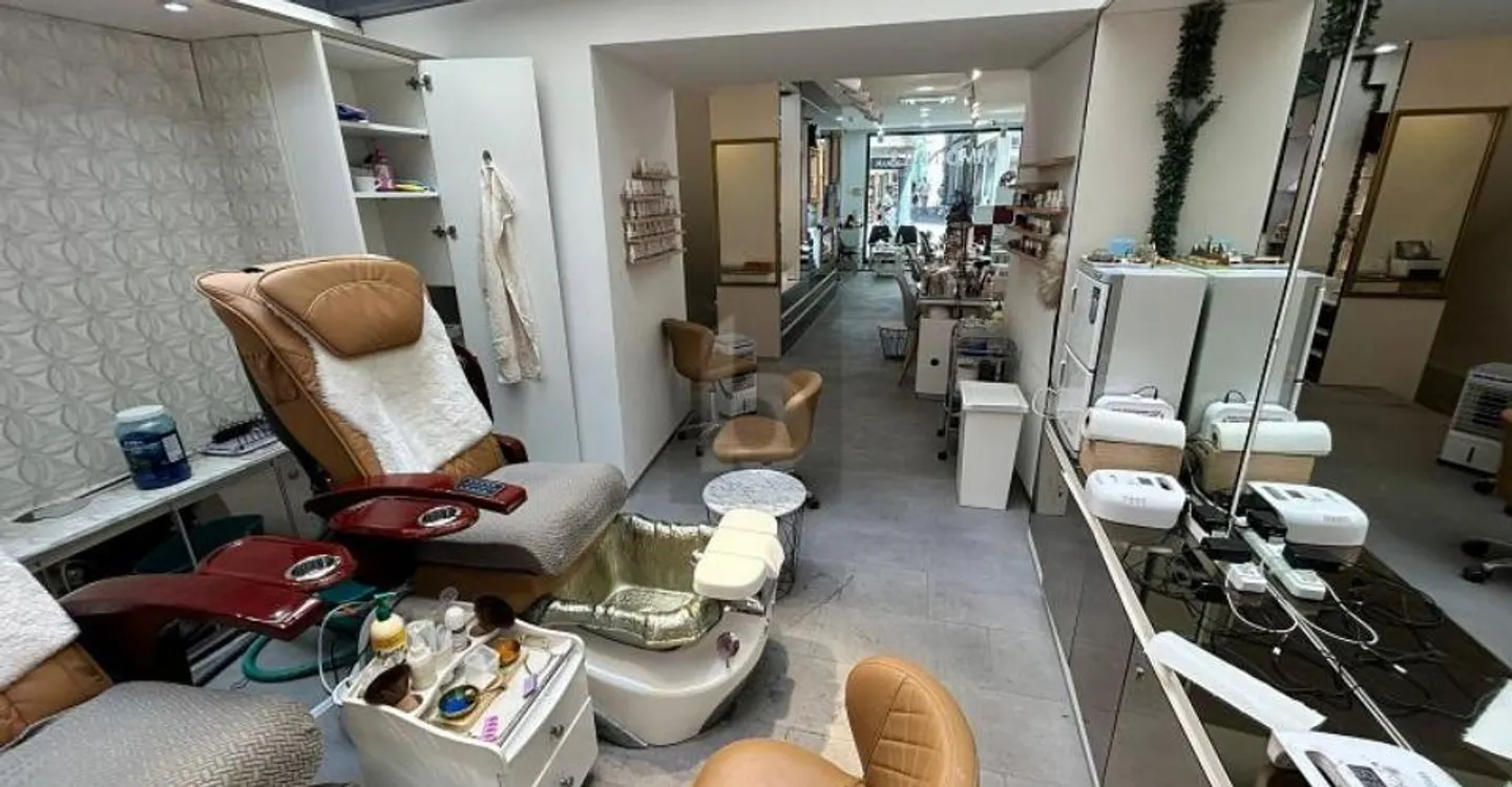 AIR-CONDITIONED RETAIL SPACE IN THE OLD TOWN - Photo 3 of 6