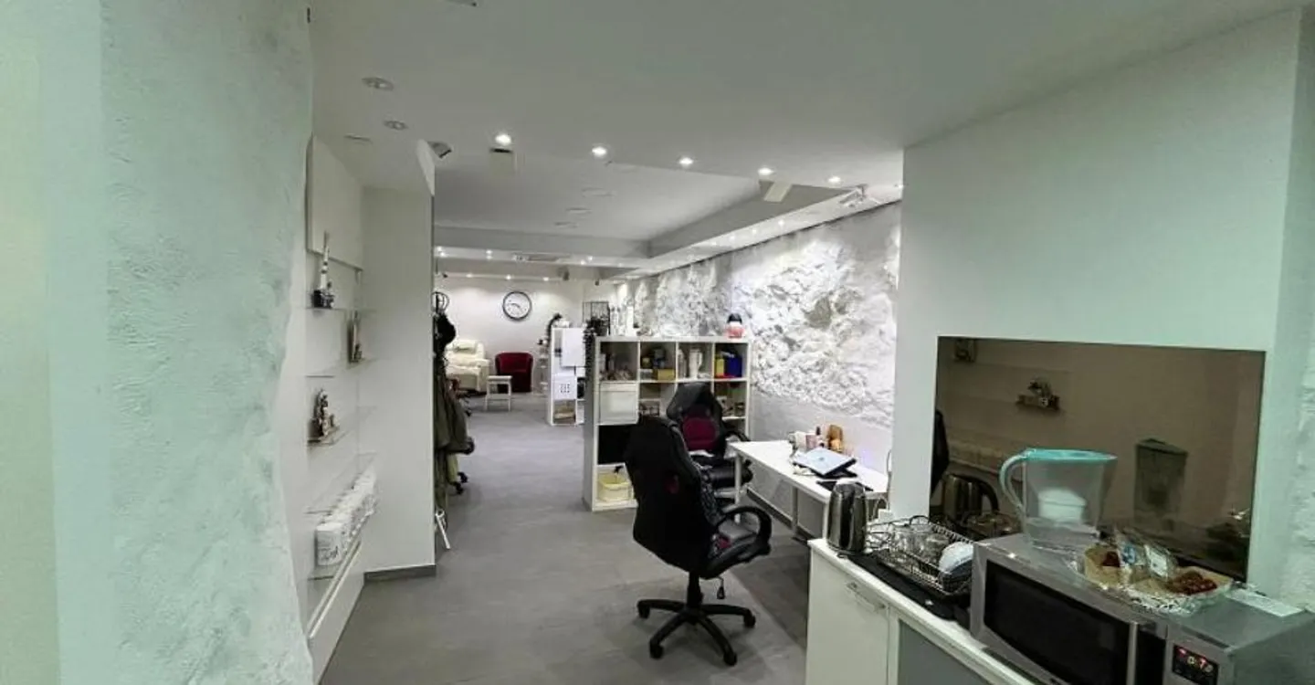 AIR-CONDITIONED RETAIL SPACE IN THE OLD TOWN - Photo 4 of 6