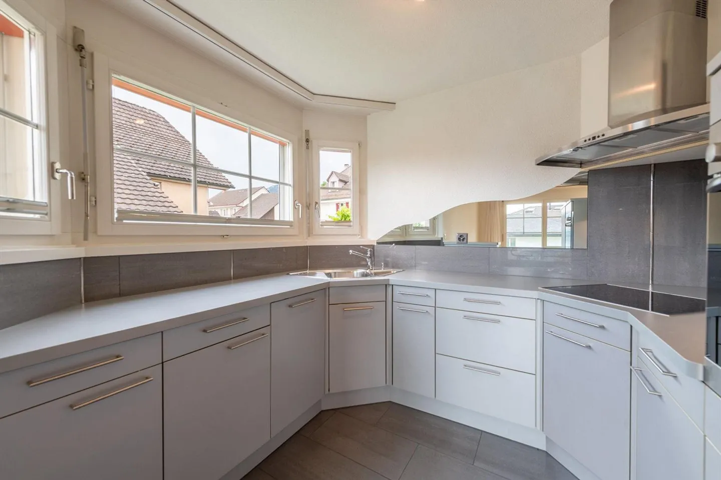 Appartement attrayant au rez-de-chaussée avec cheminée et beaucoup d'espace de rangement - Photo 3 sur 13
