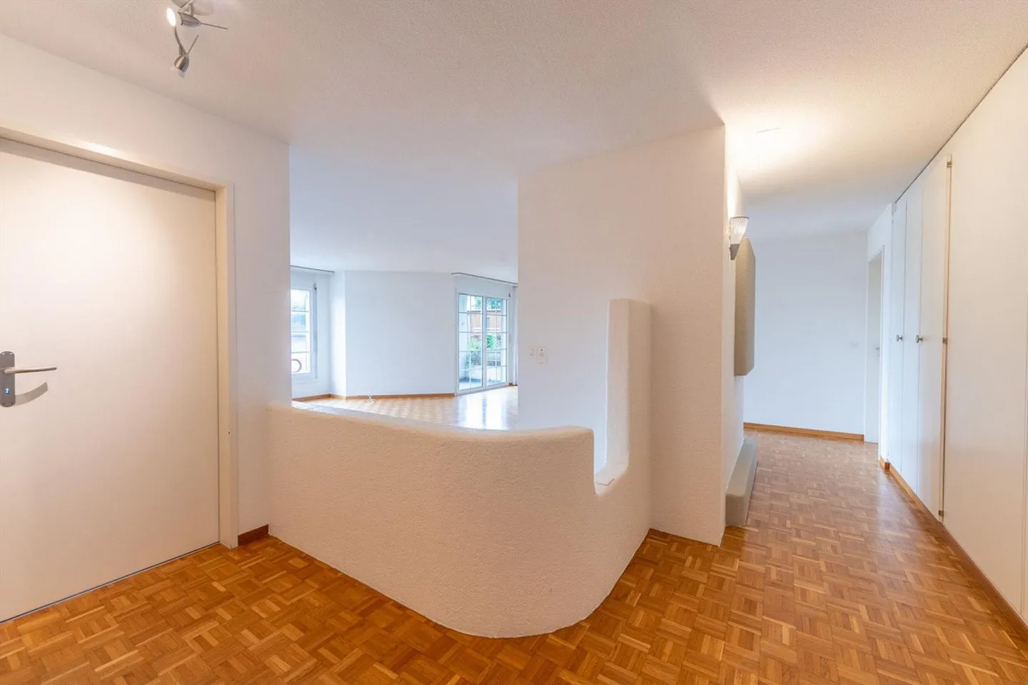 Appartement attrayant au rez-de-chaussée avec cheminée et beaucoup d'espace de rangement - Photo 6 sur 13