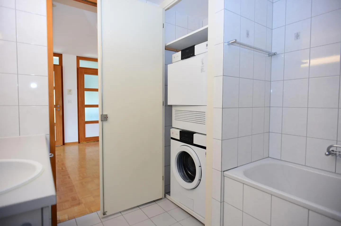 Beautiful 4.5 room apartment near three lakes - Photo 4 of 13