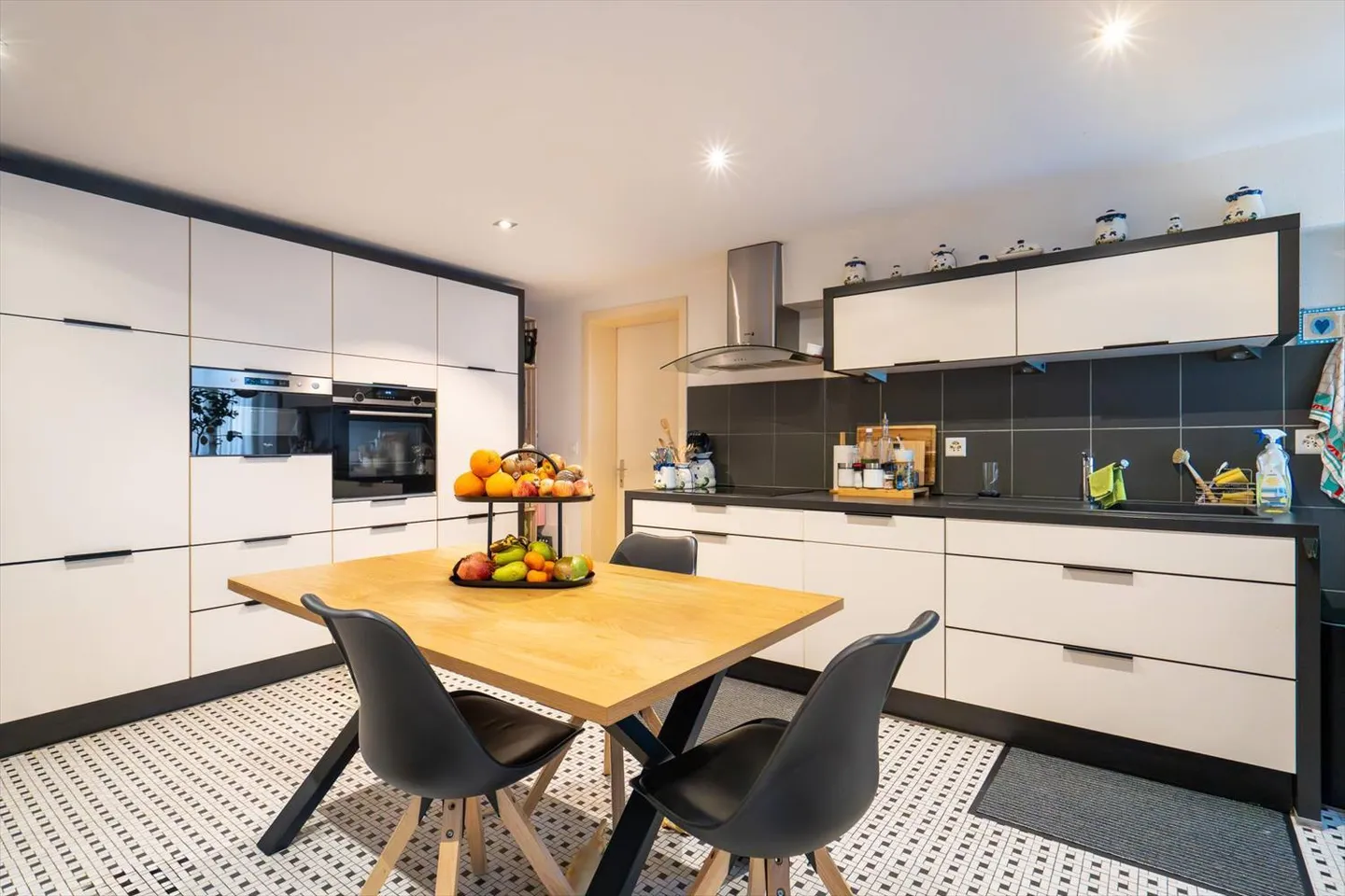 Edificio in affitto con 4 appartamenti e un fienile - Foto 1 di 8