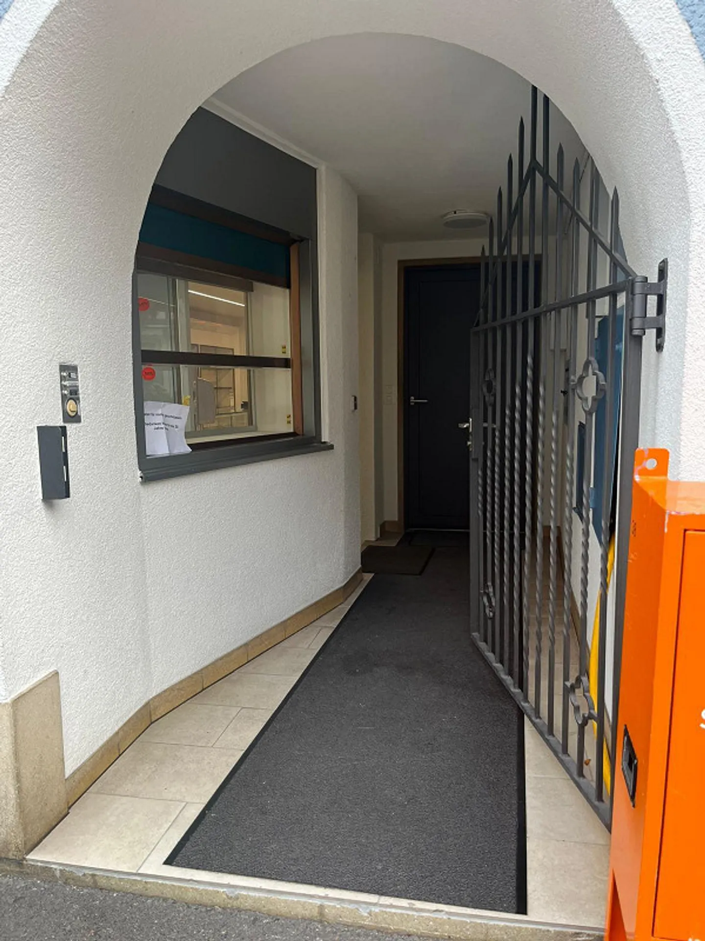 Bellissimo locale commerciale con magazzino nel cuore della città vecchia di Winterthur! - Foto 4 di 8