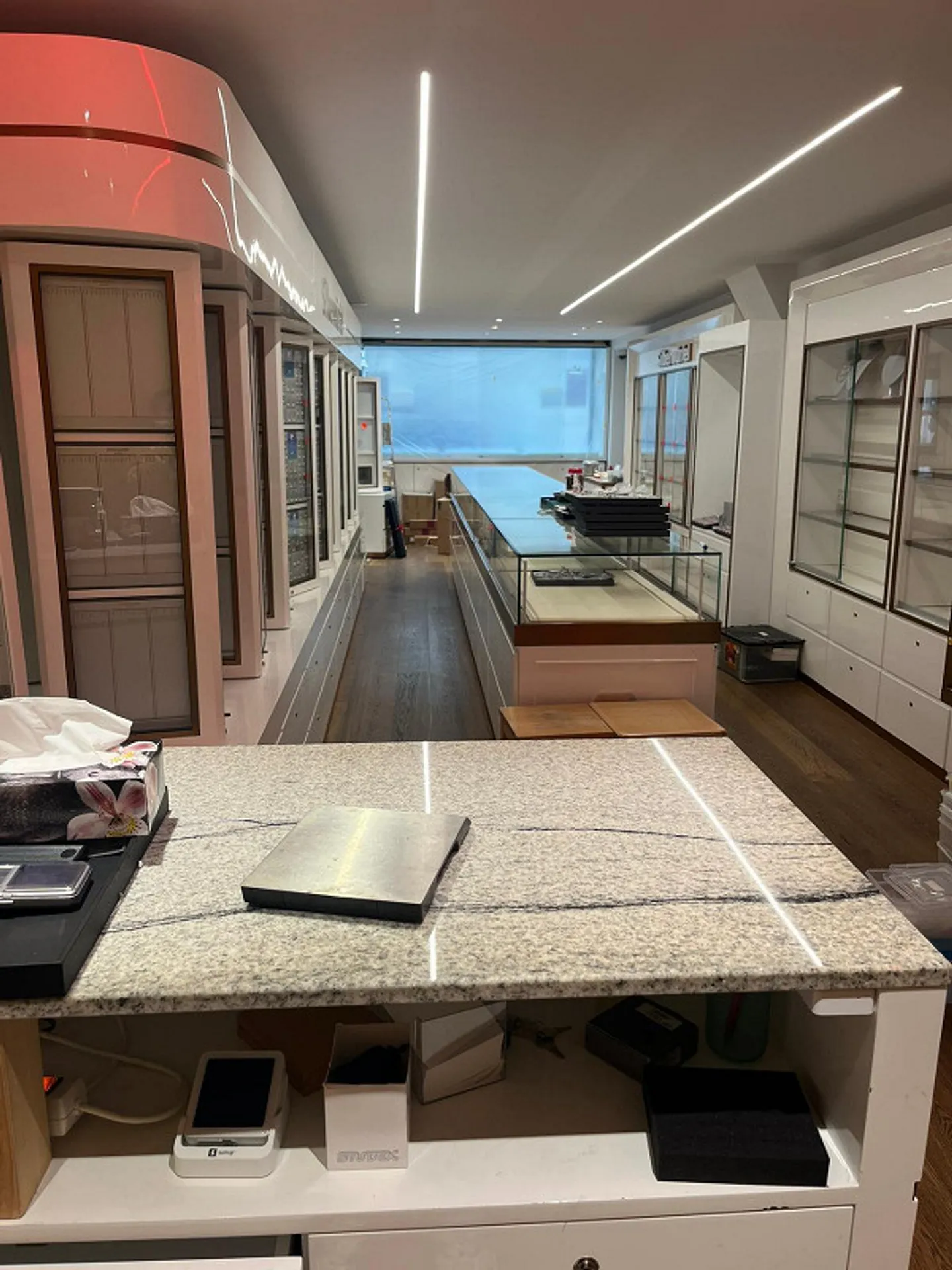 Bellissimo locale commerciale con magazzino nel cuore della città vecchia di Winterthur! - Foto 6 di 8