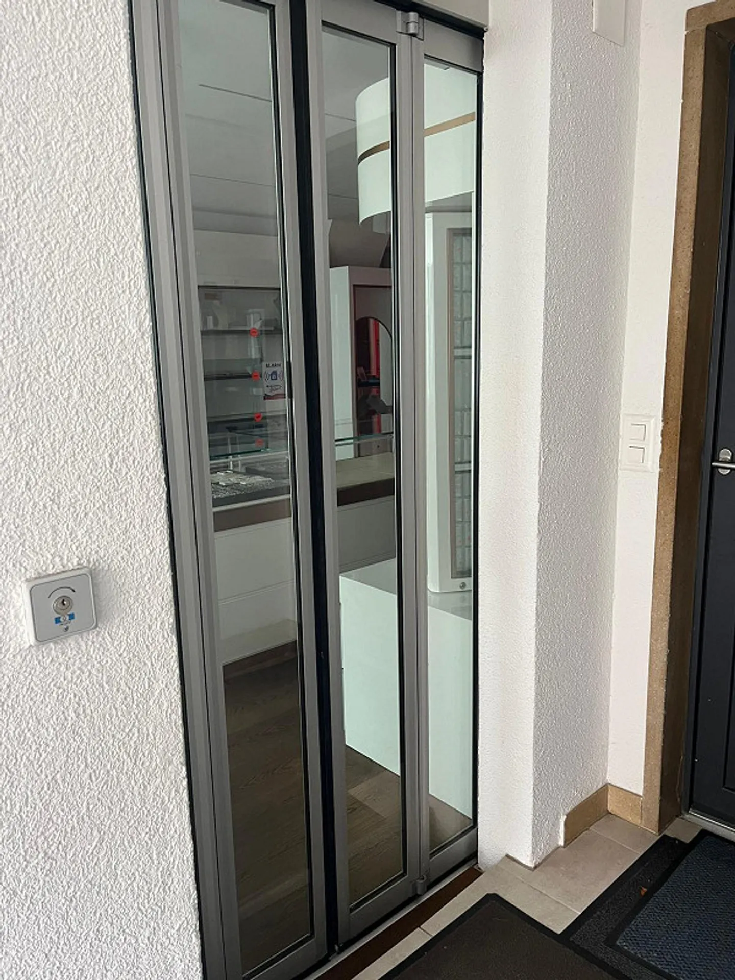 Bellissimo locale commerciale con magazzino nel cuore della città vecchia di Winterthur! - Foto 5 di 8