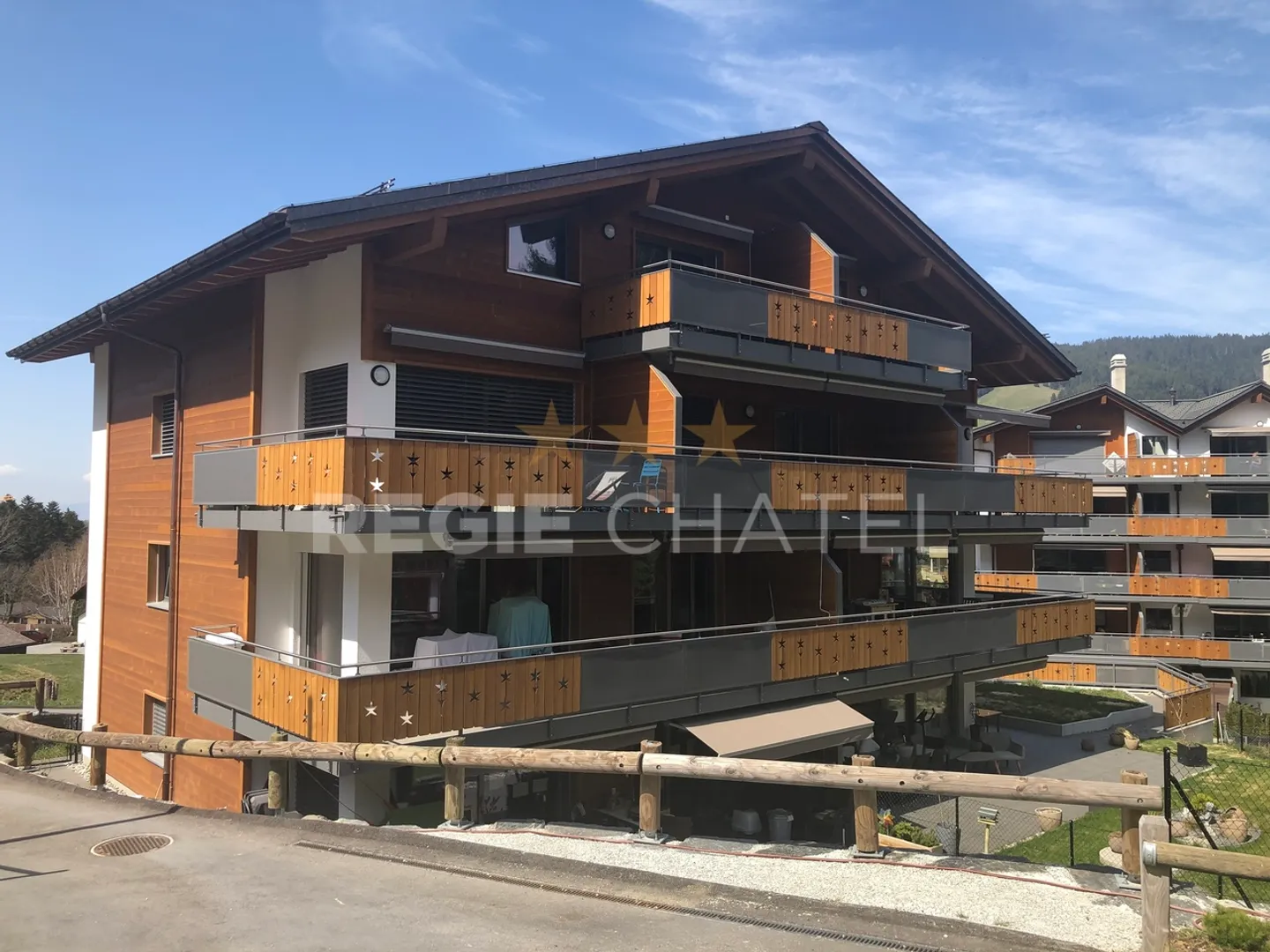 Charming 2.5-room apartment under the roofs - Photo 1 of 8