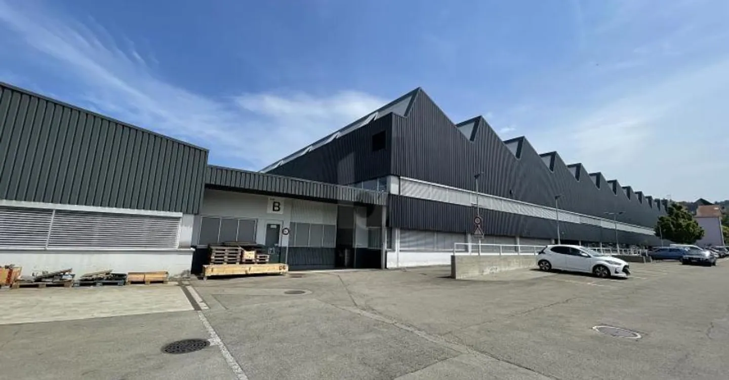 HUGE, GROUND-LEVEL AND ACCESSIBLE - Photo 1 of 6