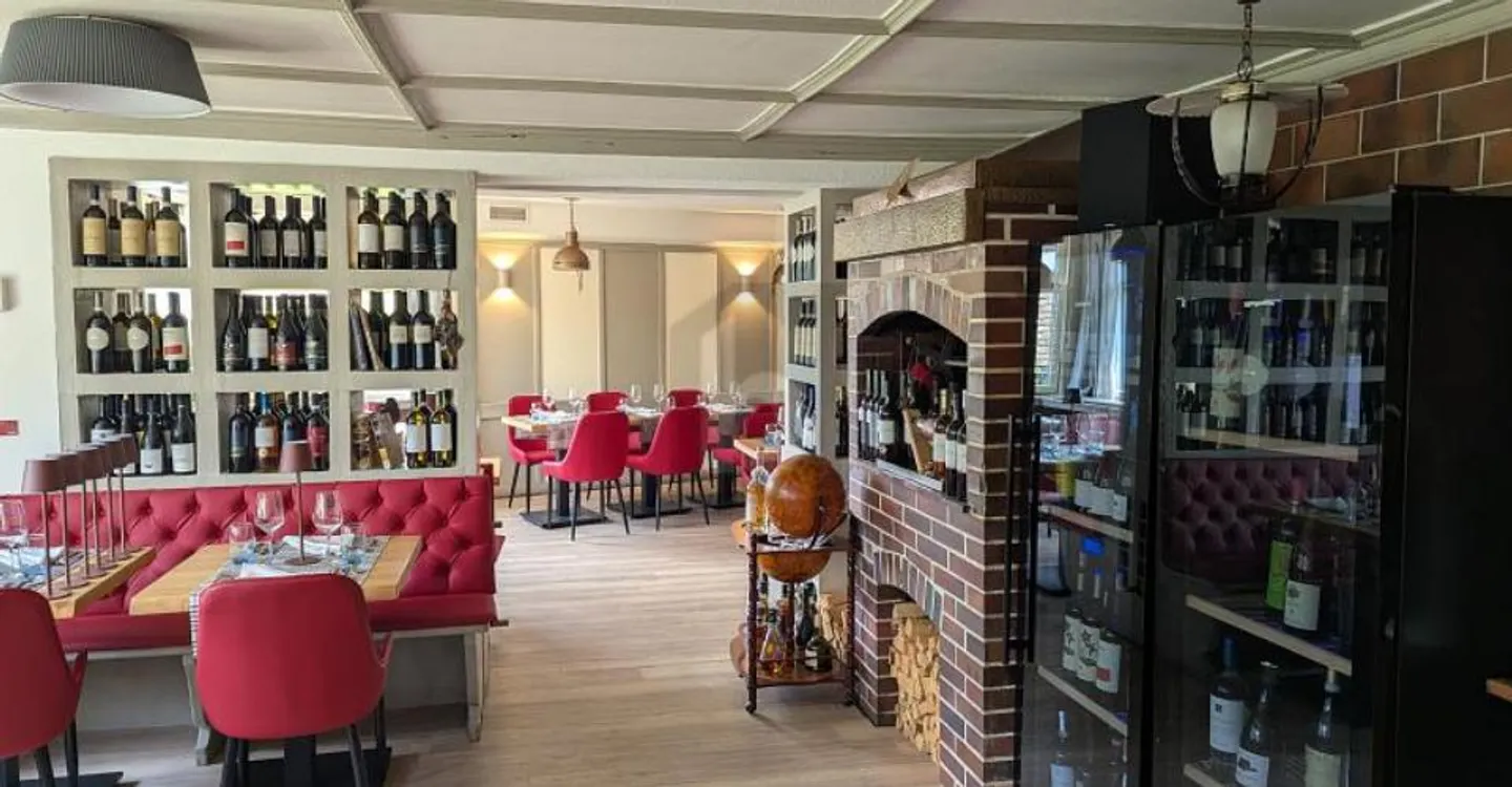 RISTORANTE CON TERRAZZA E DUE APPARTAMENTI - Foto 1 di 6