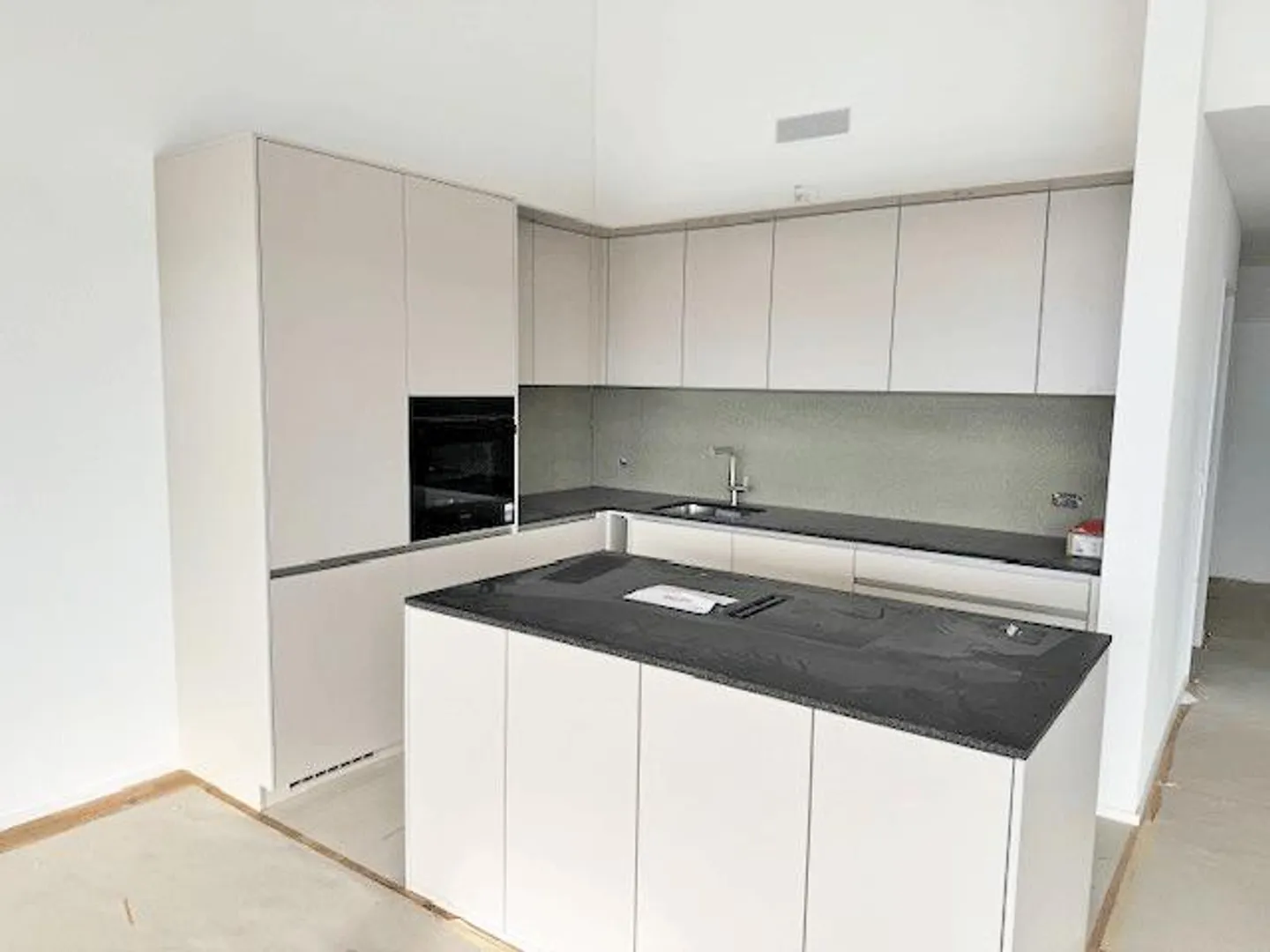 FIRST OCCUPANCY ... new - modern - central - Photo 5 of 12