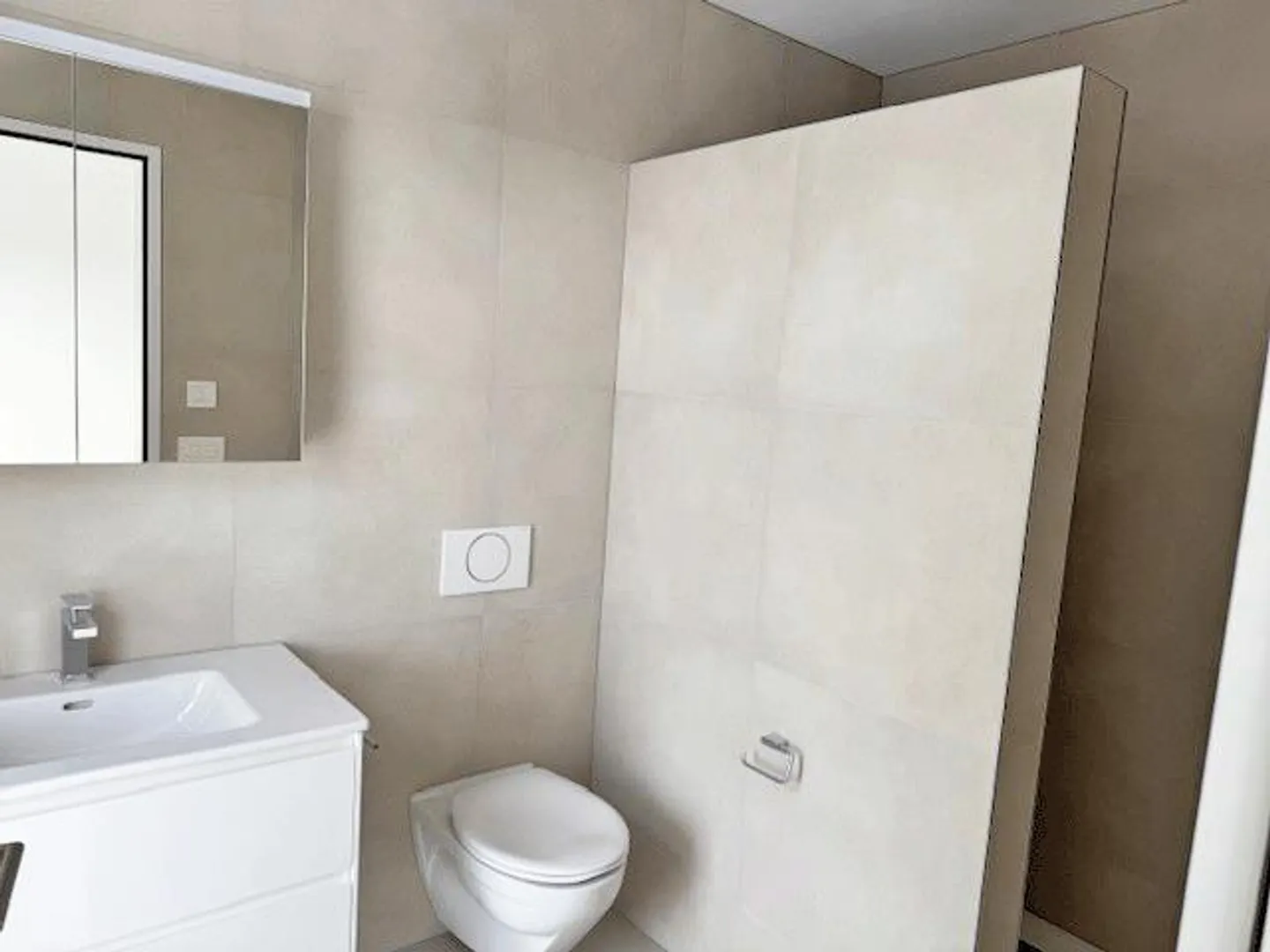 FIRST OCCUPANCY ... new - modern - central - Photo 10 of 12