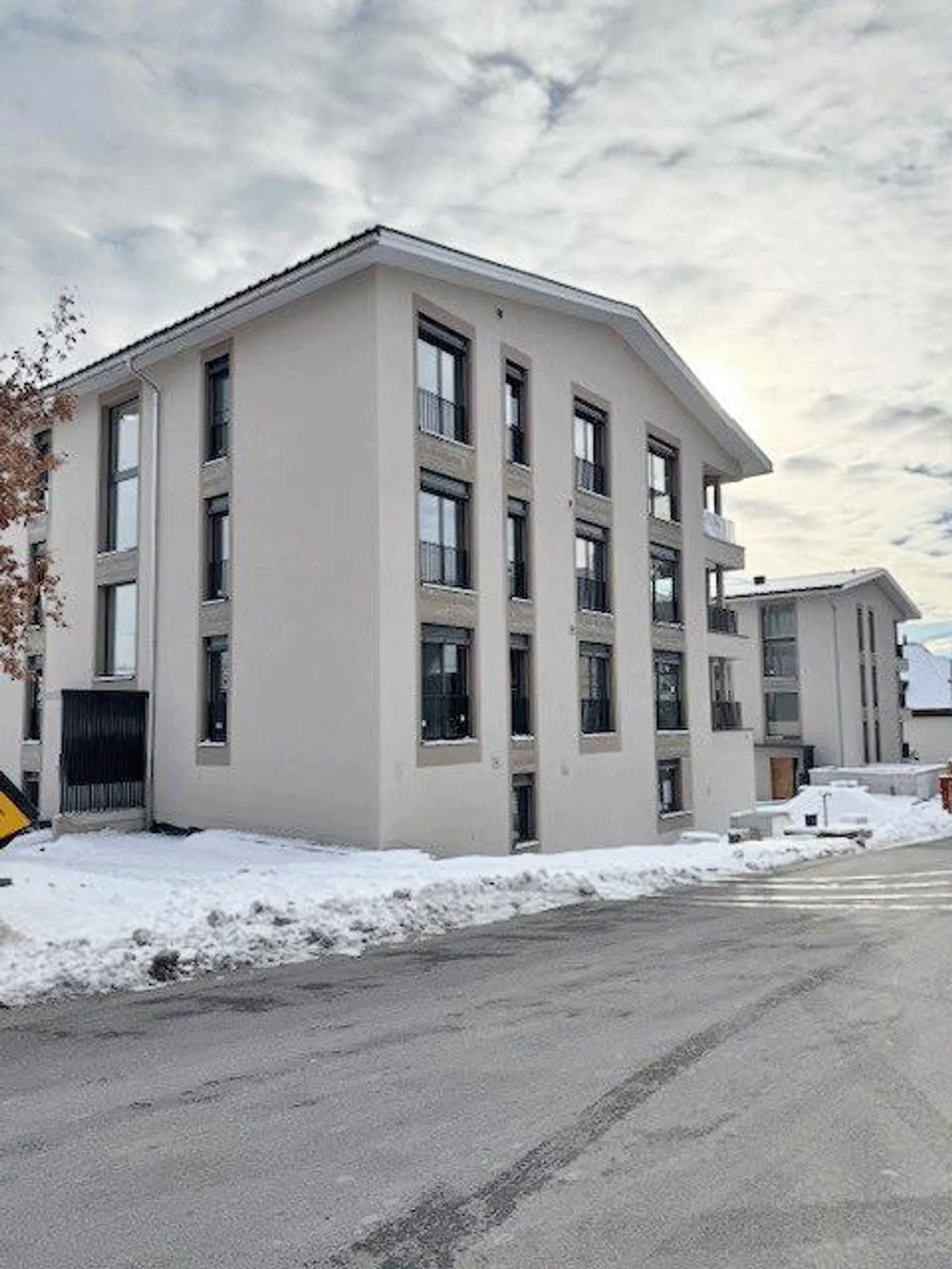 FIRST OCCUPANCY ... new - modern - central - Photo 3 of 12