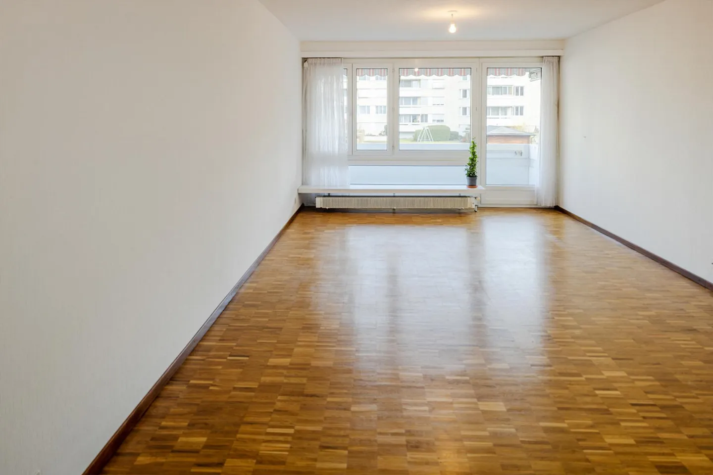 Quiet corner apartment with underground parking space - Photo 2 of 4