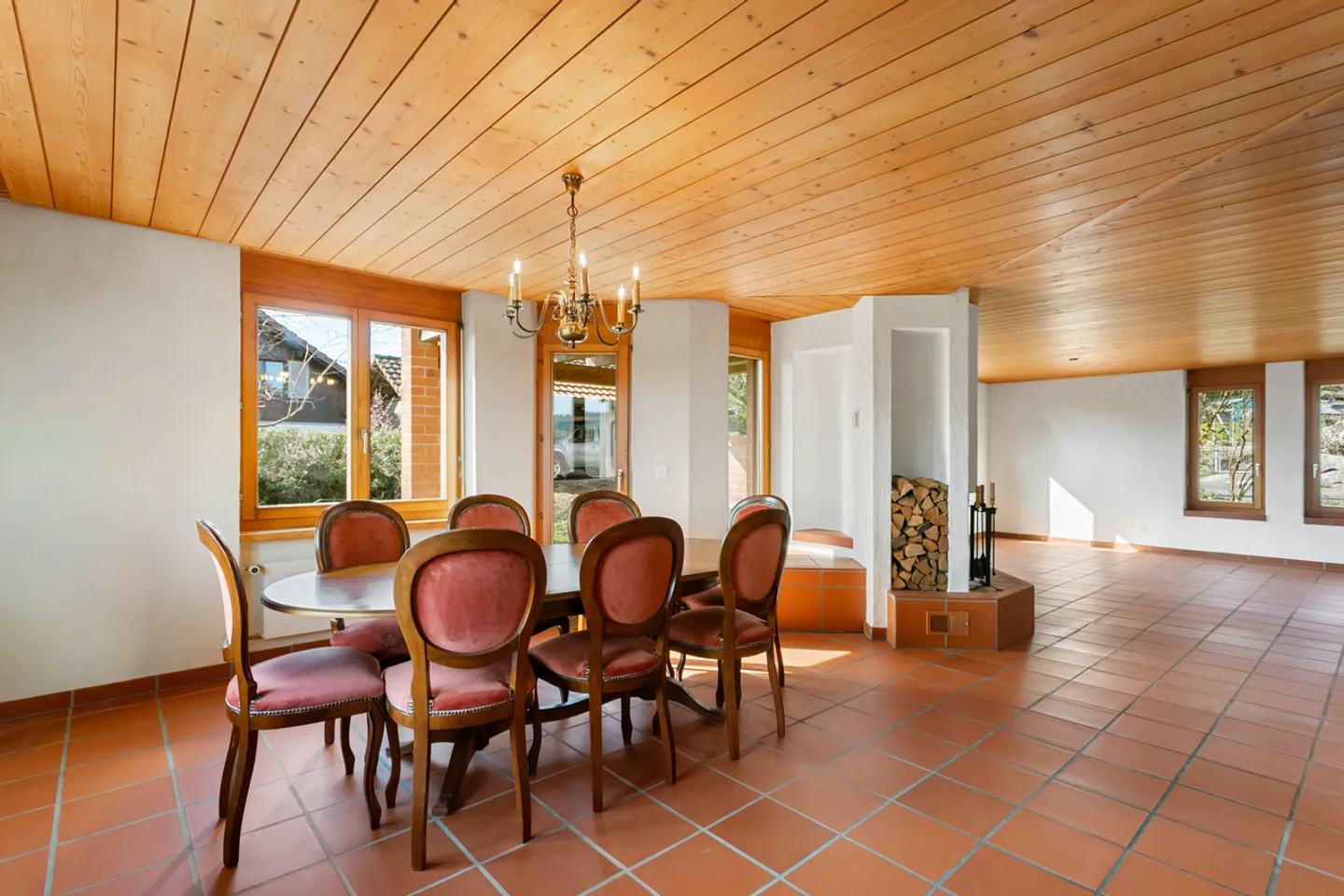 Spacious living with versatile usage options - Photo 3 of 8