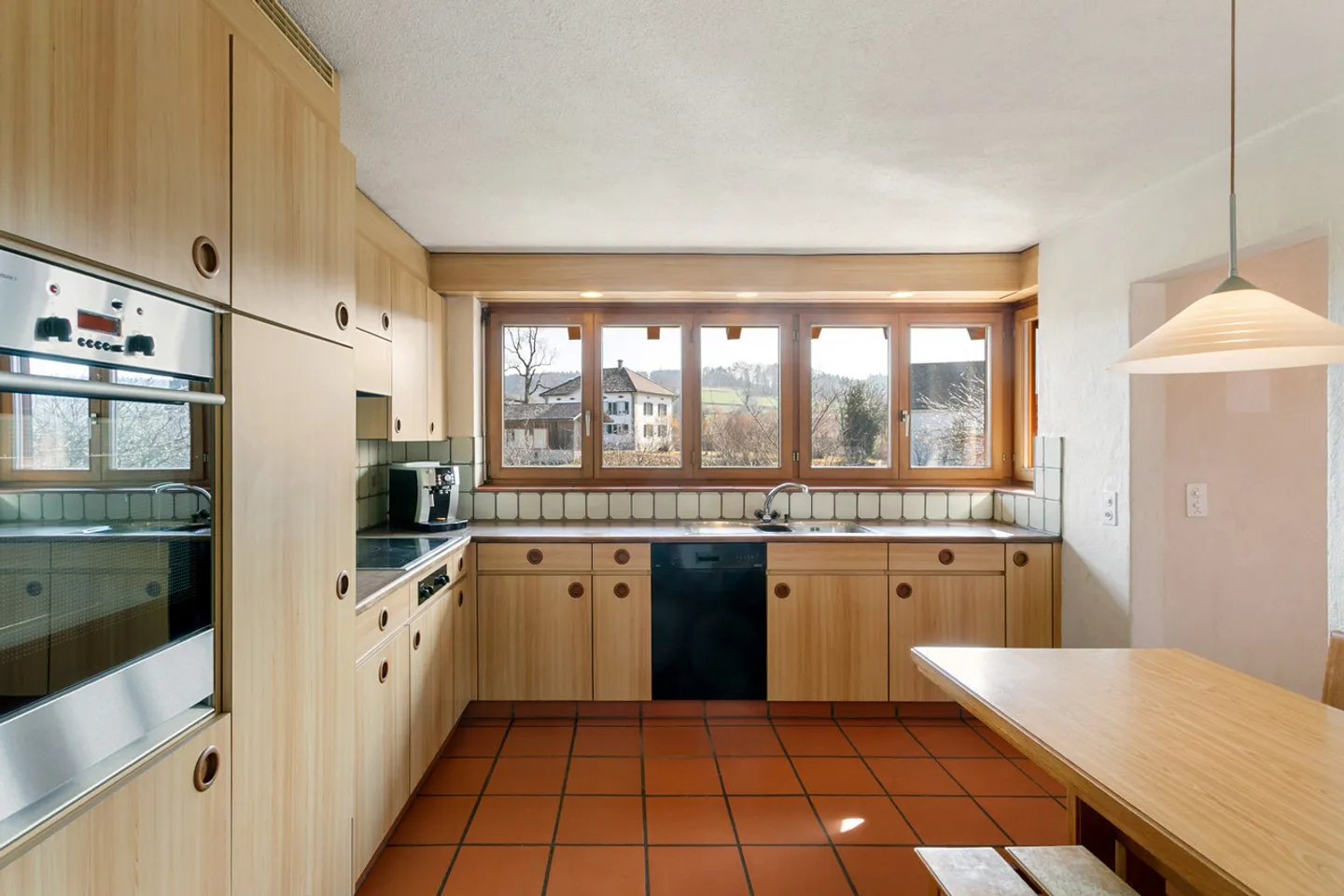 Spacious living with versatile usage options - Photo 4 of 8