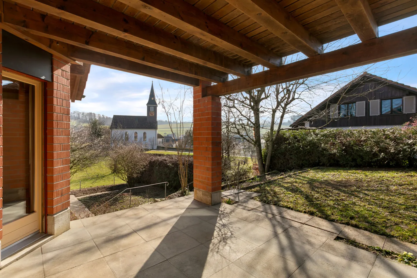 Spacious living with versatile usage options - Photo 7 of 8