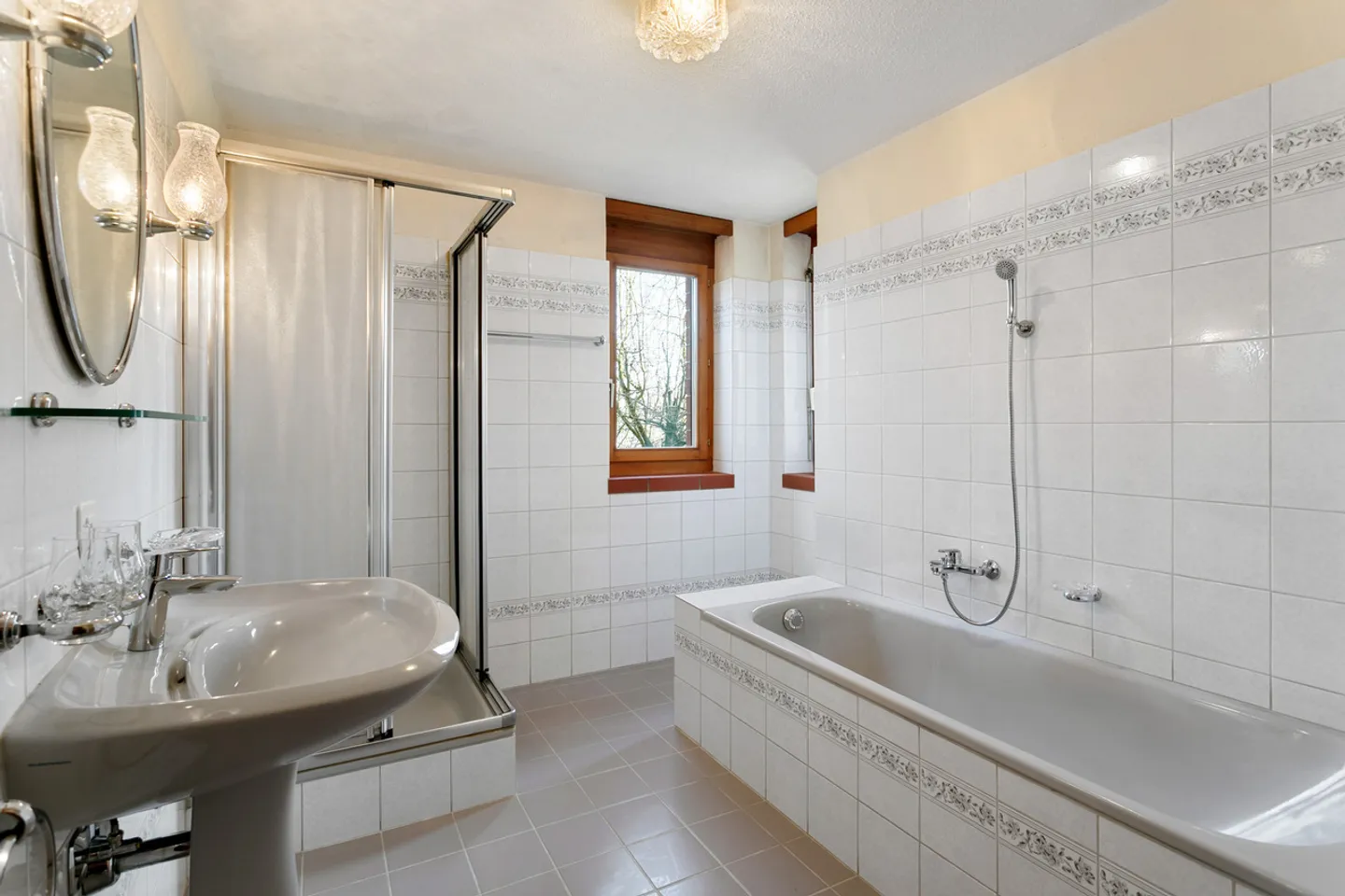 Spacious living with versatile usage options - Photo 6 of 8