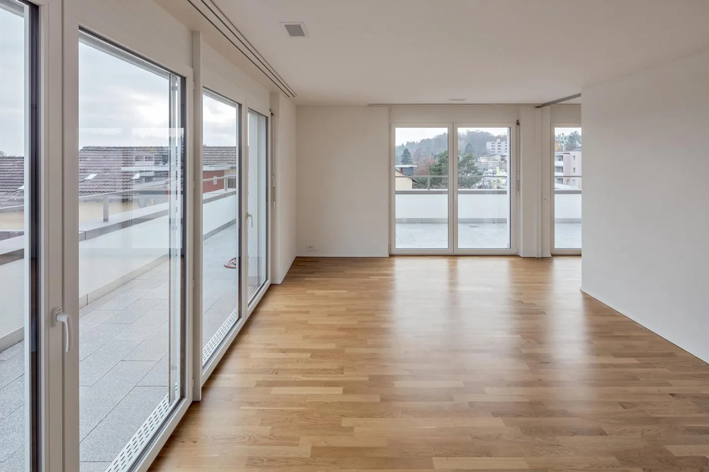 Beautiful 4.5-room penthouse apartment in Neuhausen! - Photo 4 of 12