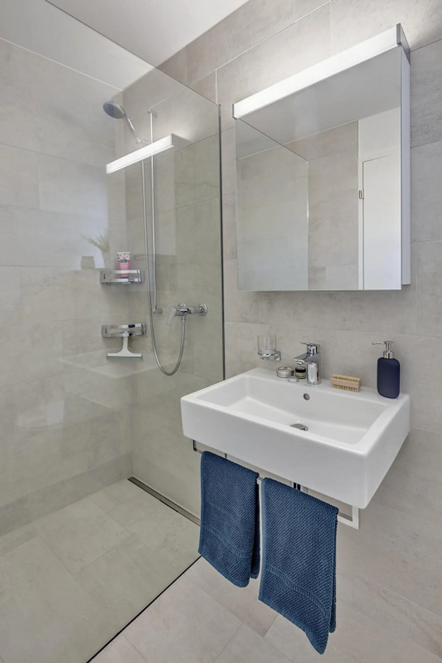 Beautiful 4.5-room penthouse apartment in Neuhausen! - Photo 9 of 12