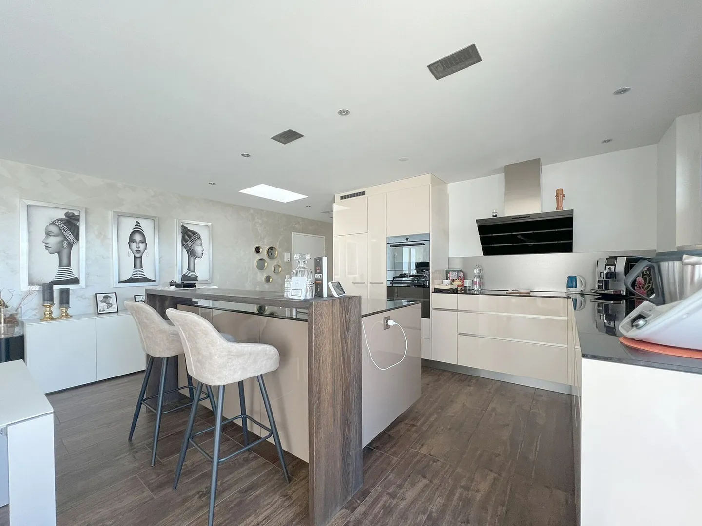 Un rêve de maison avec vue - Appartement penthouse exclusif avec grande terrasse et vue sur le château de Lenzburg - Photo 2 sur 9