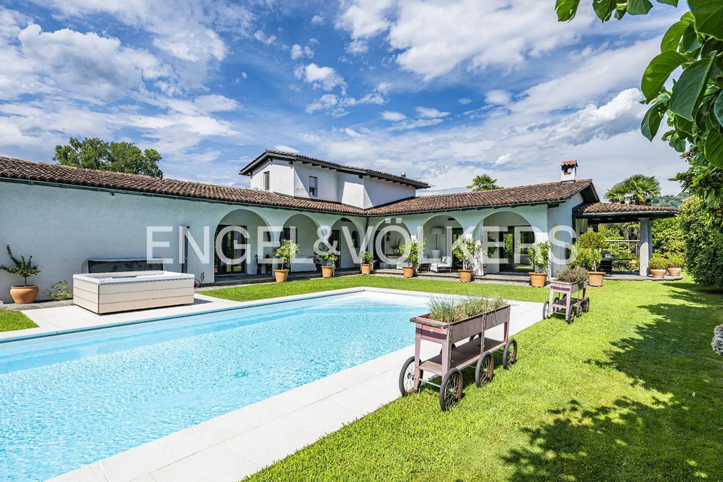 Villa esclusiva con piscina in prima fila al lago - Foto 1 di 13