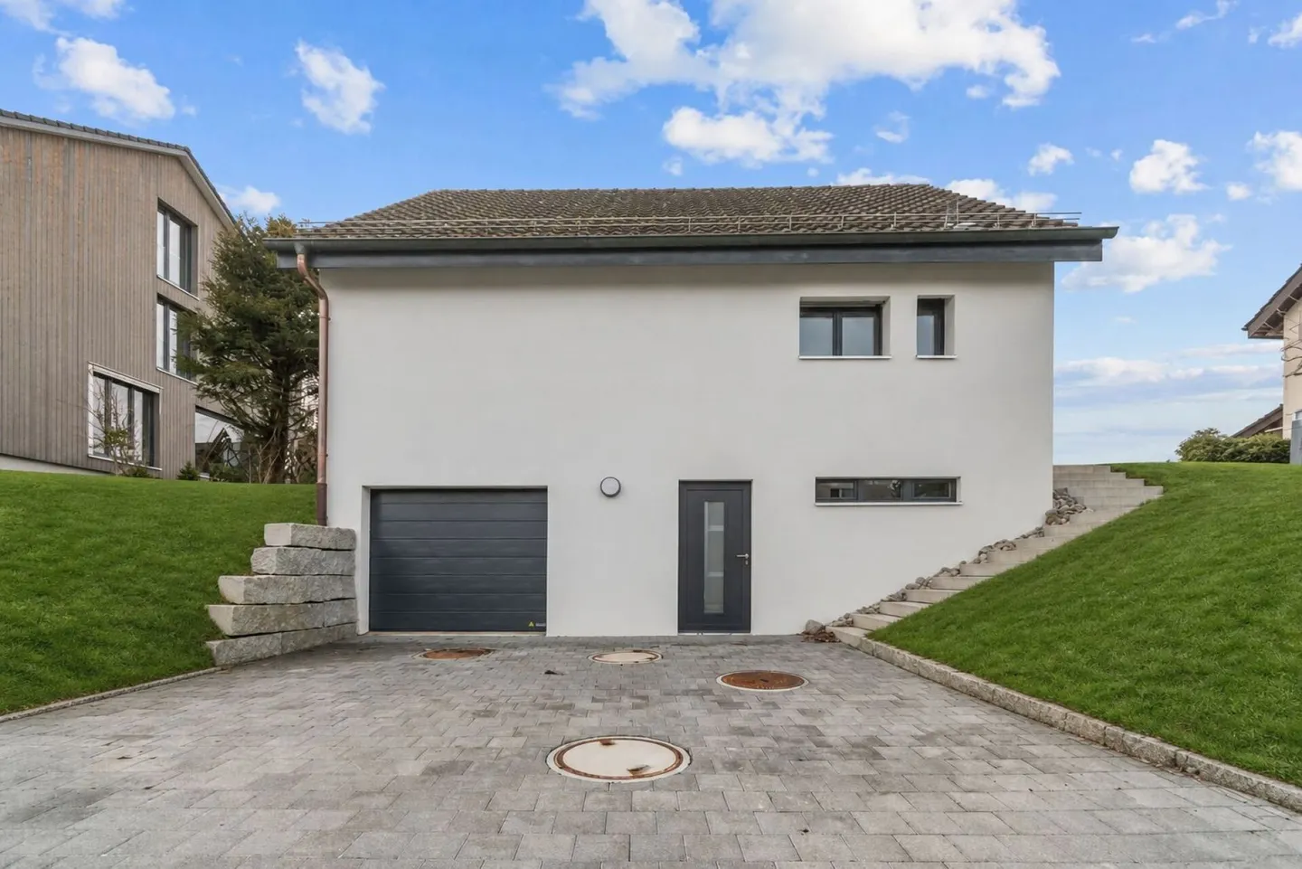 2025 Completely Renovated - 5.5 Room Detached House in Bergdietikon - Photo 3 of 31
