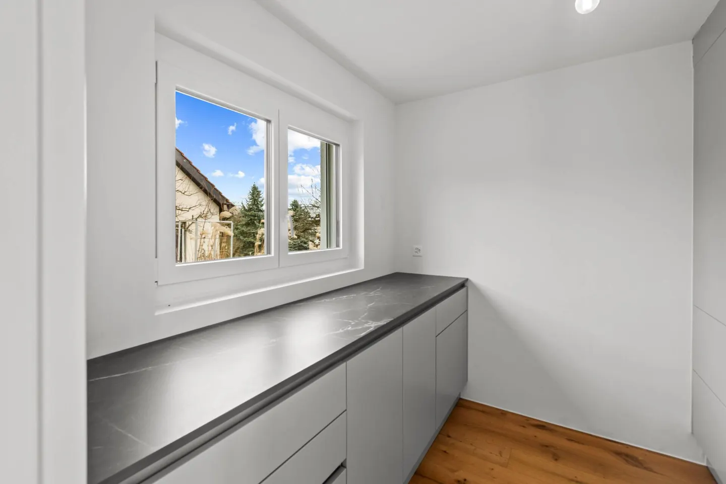 2025 Completely Renovated - 5.5 Room Detached House in Bergdietikon - Photo 9 of 31