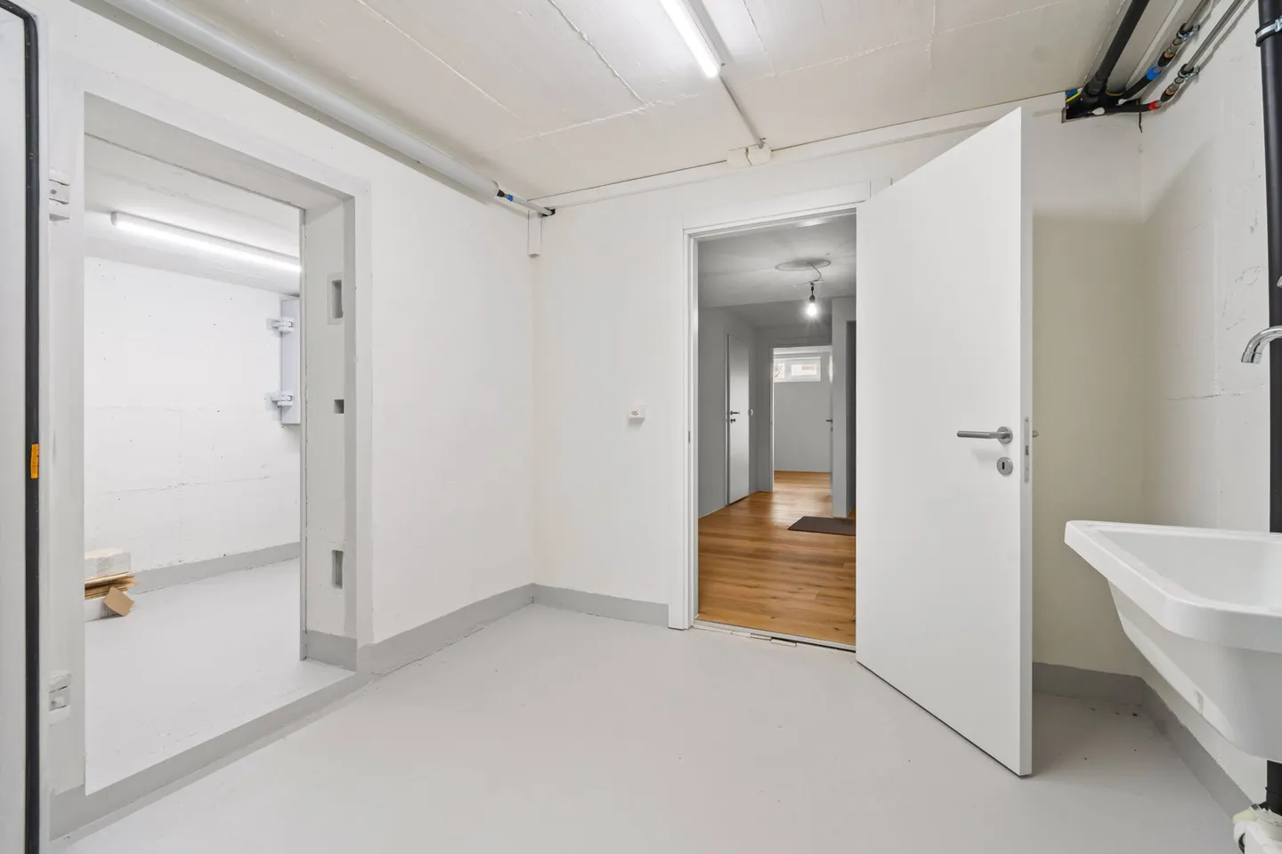 2025 Completely Renovated - 5.5 Room Detached House in Bergdietikon - Photo 30 of 31