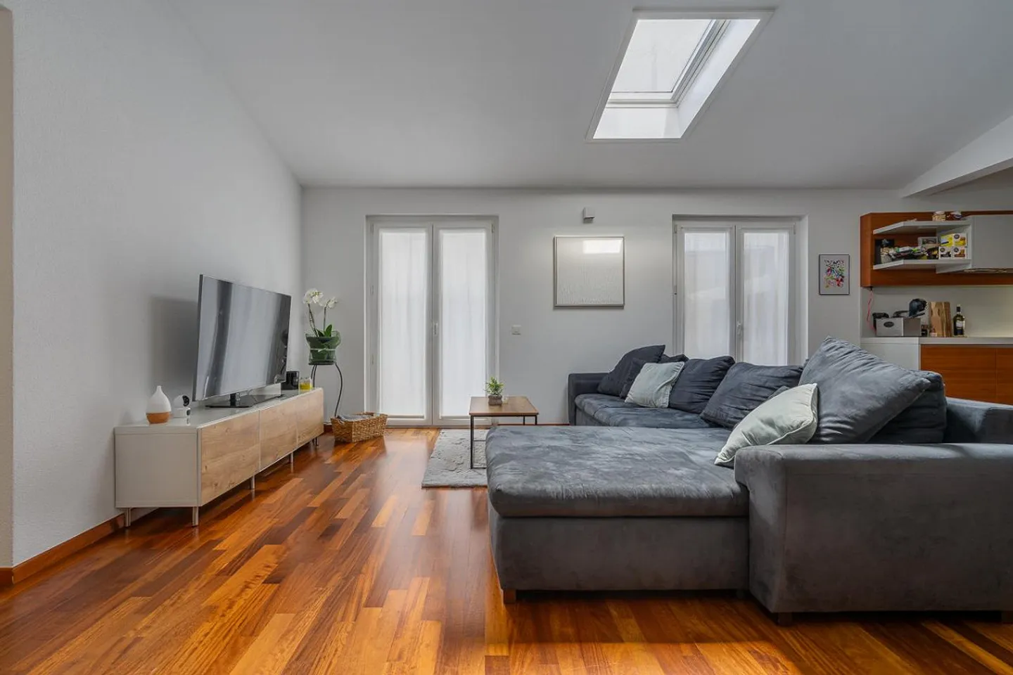 Exclusive Renovated Apartment with Private Garden in the Historic Heart of Caslano - Photo 4 of 13