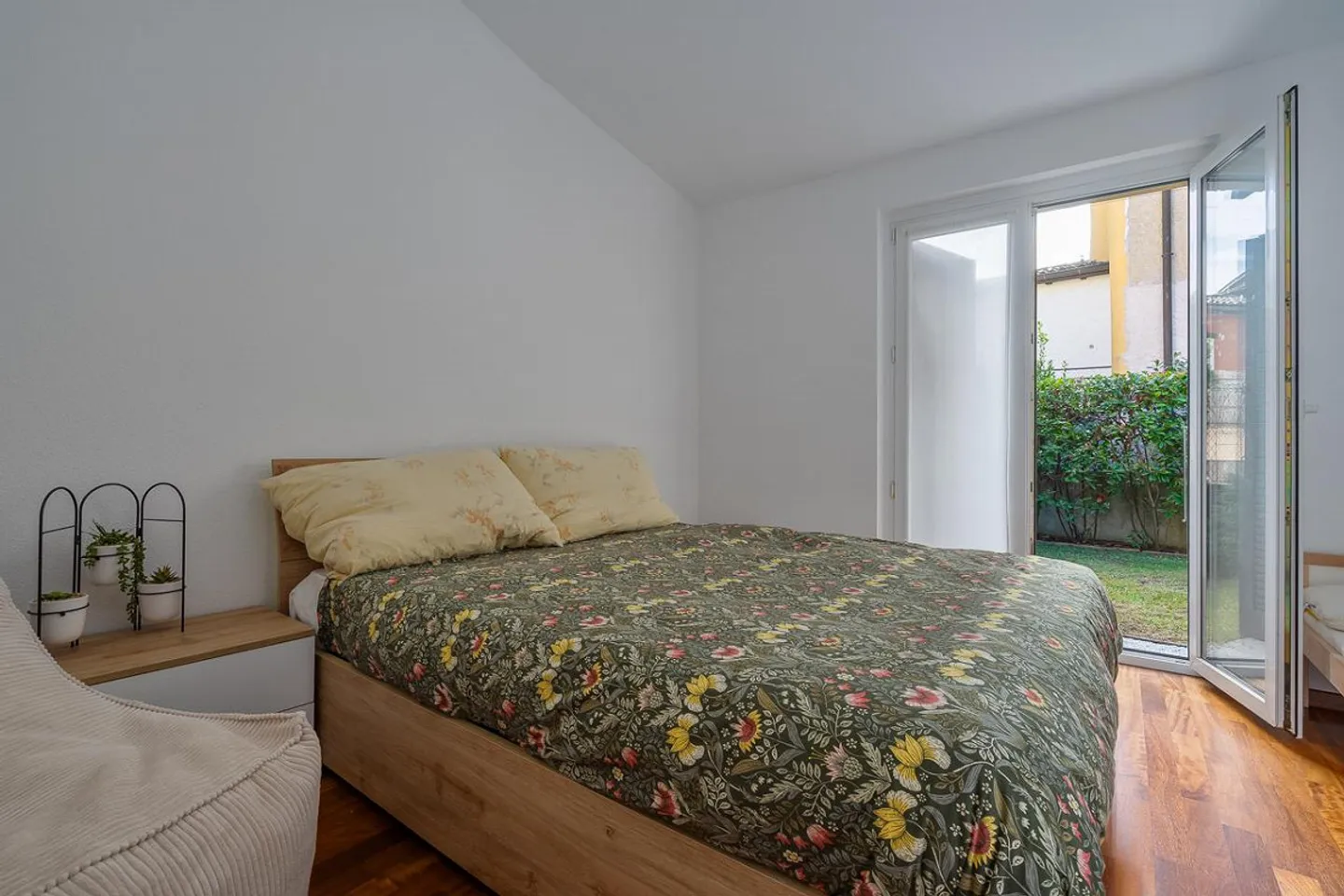 Exclusive Renovated Apartment with Private Garden in the Historic Heart of Caslano - Photo 7 of 13