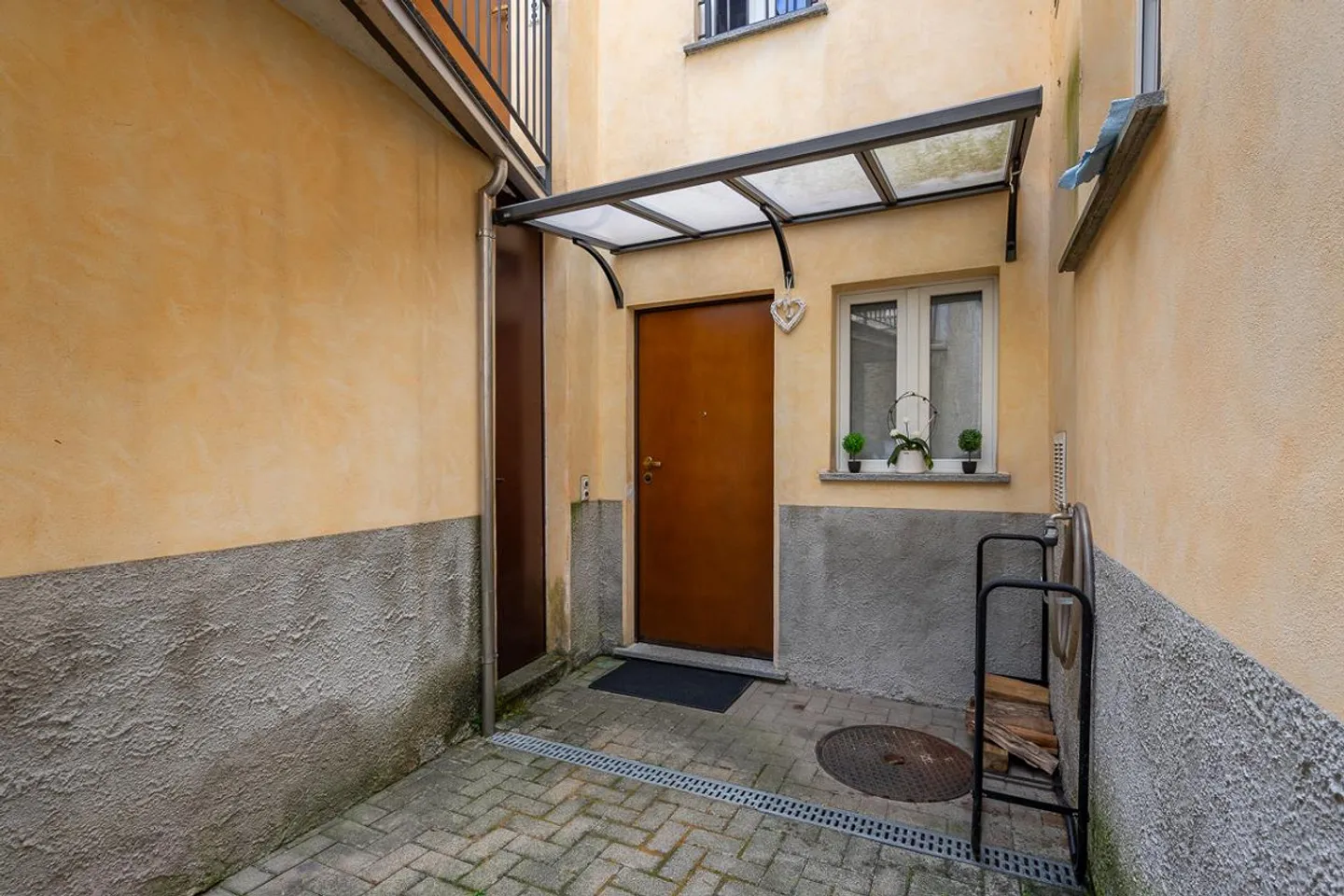 Exclusive Renovated Apartment with Private Garden in the Historic Heart of Caslano - Photo 11 of 13