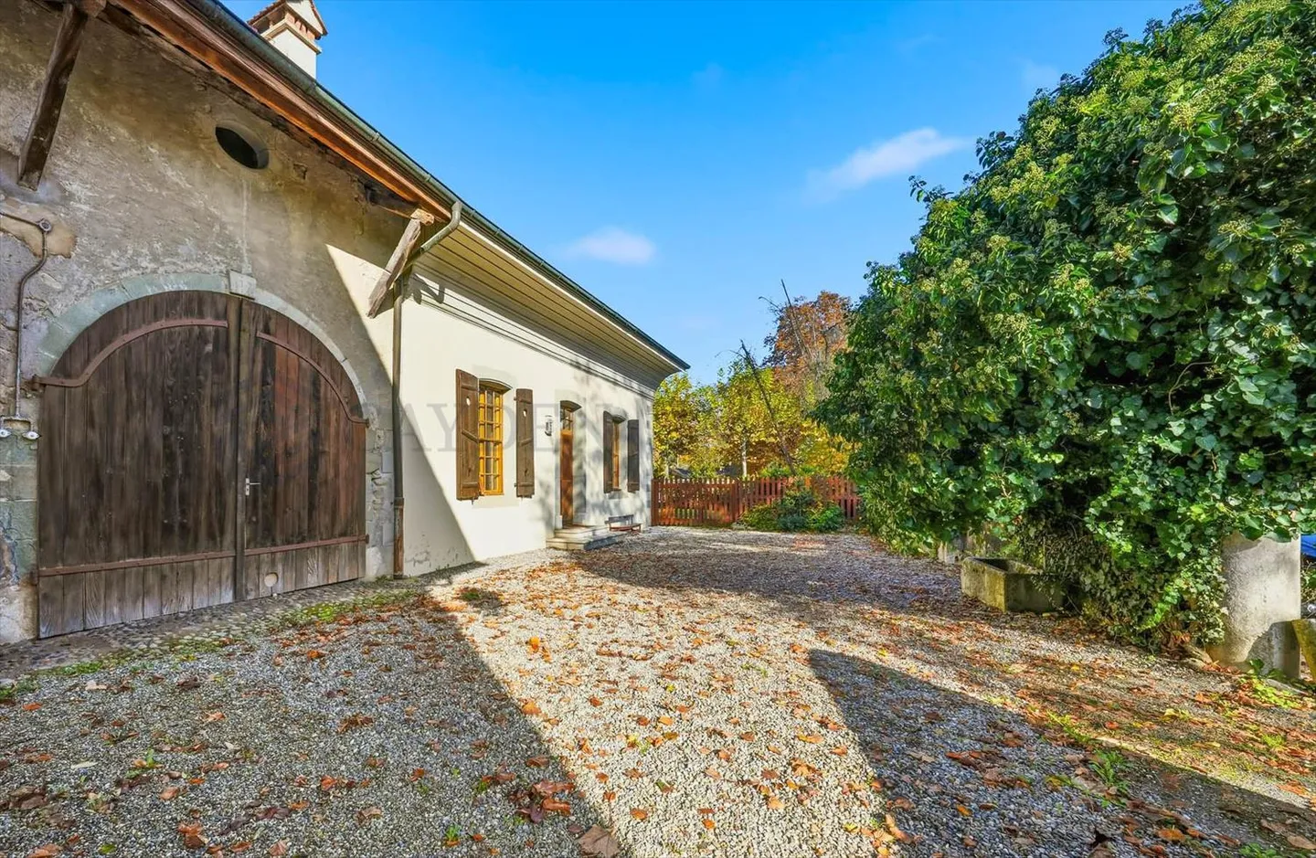 Beau vieux bâtiment - Photo 2 sur 12