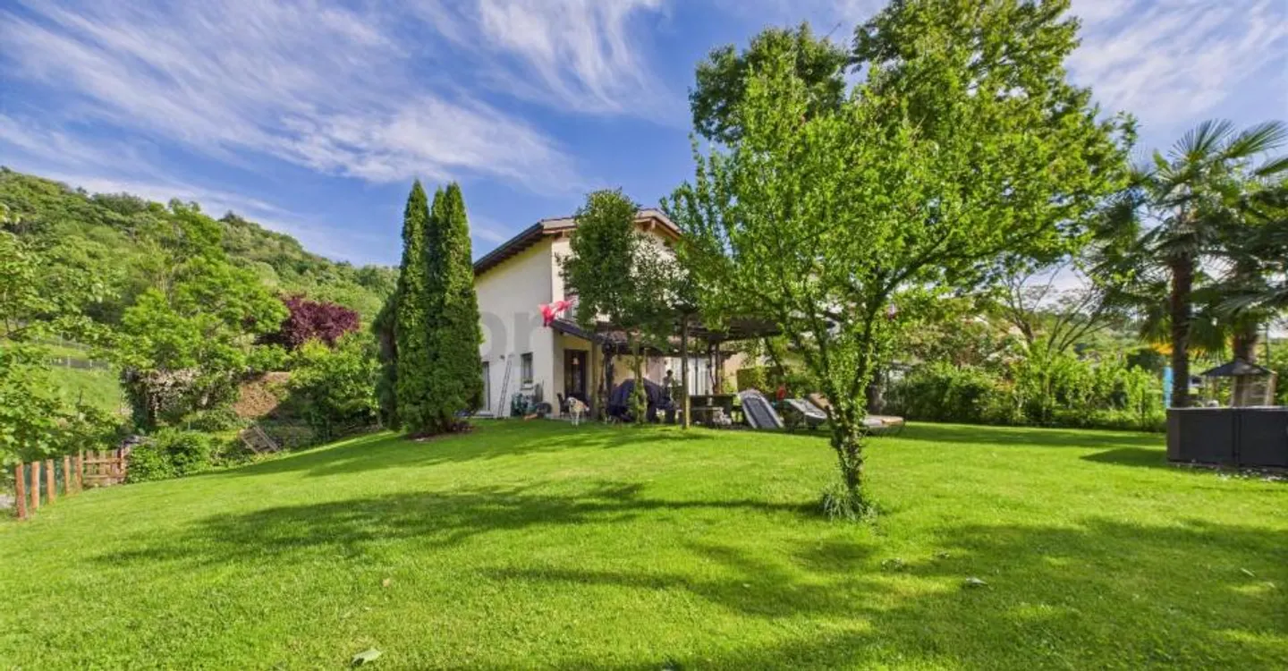 Tranquillità e natura: splendida piccola villa con grande giardino - Foto 1 di 12